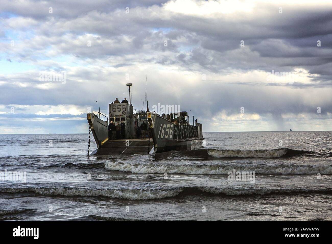 Fox Co. Kehrt nach dem Training in Litauen während BALTOPS (41792888755) auf die USS Oak Hill zurück. Stockfoto