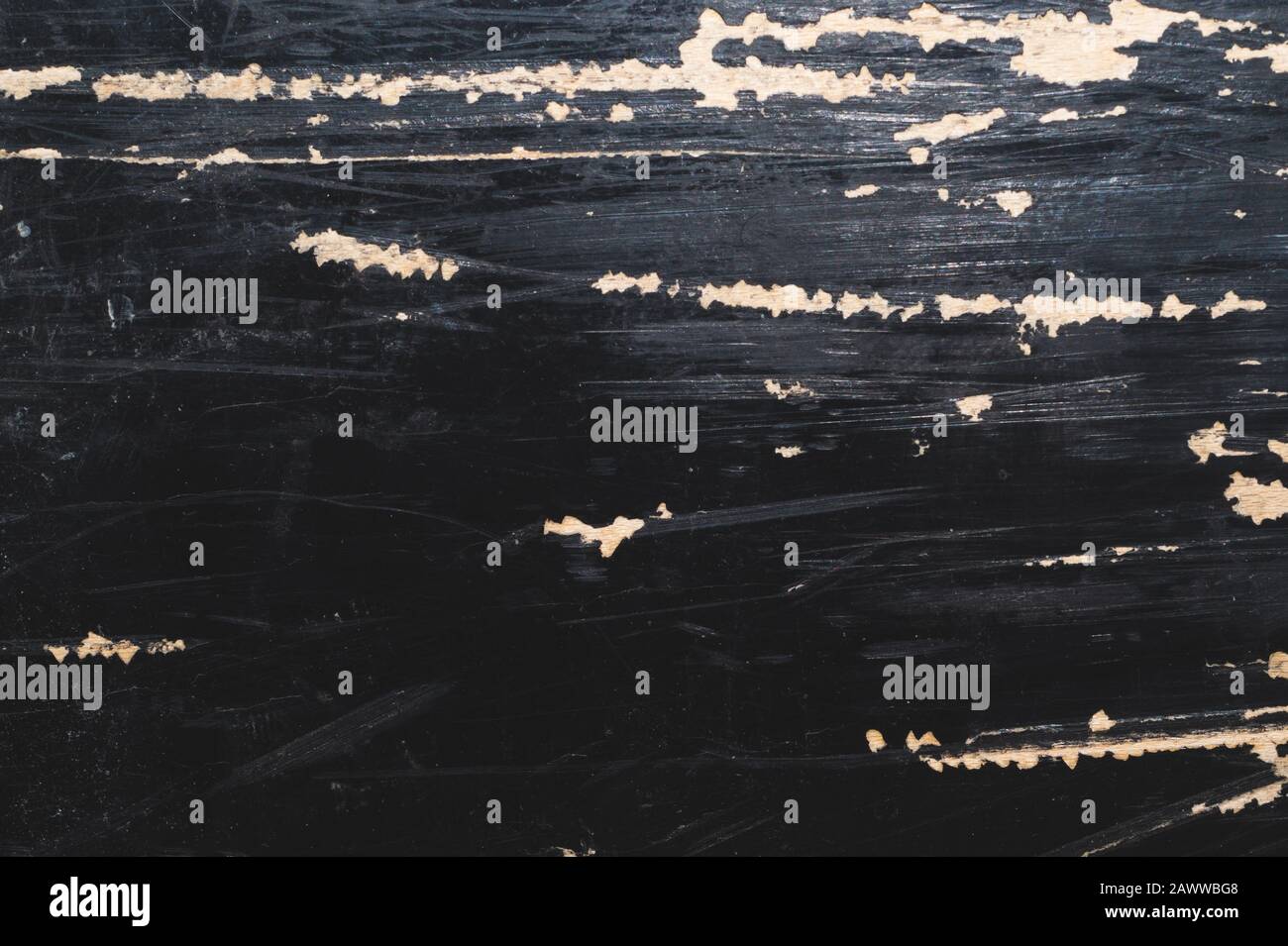 Zerkratzte Holzstruktur mit schwarzer Farbe, rauer Holzhintergrund Stockfoto