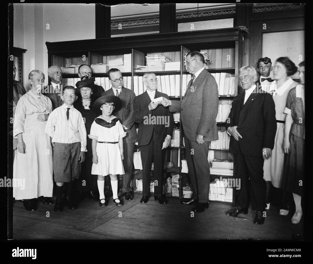 Fr. N. Rainey eine goldene Uhr, präsentiert von P.M.G. Hubert Arbeitet In Anerkennung seiner 50-jährigen Dienstzeit in der Geldauftragsabteilung. Juli 1922 Stockfoto