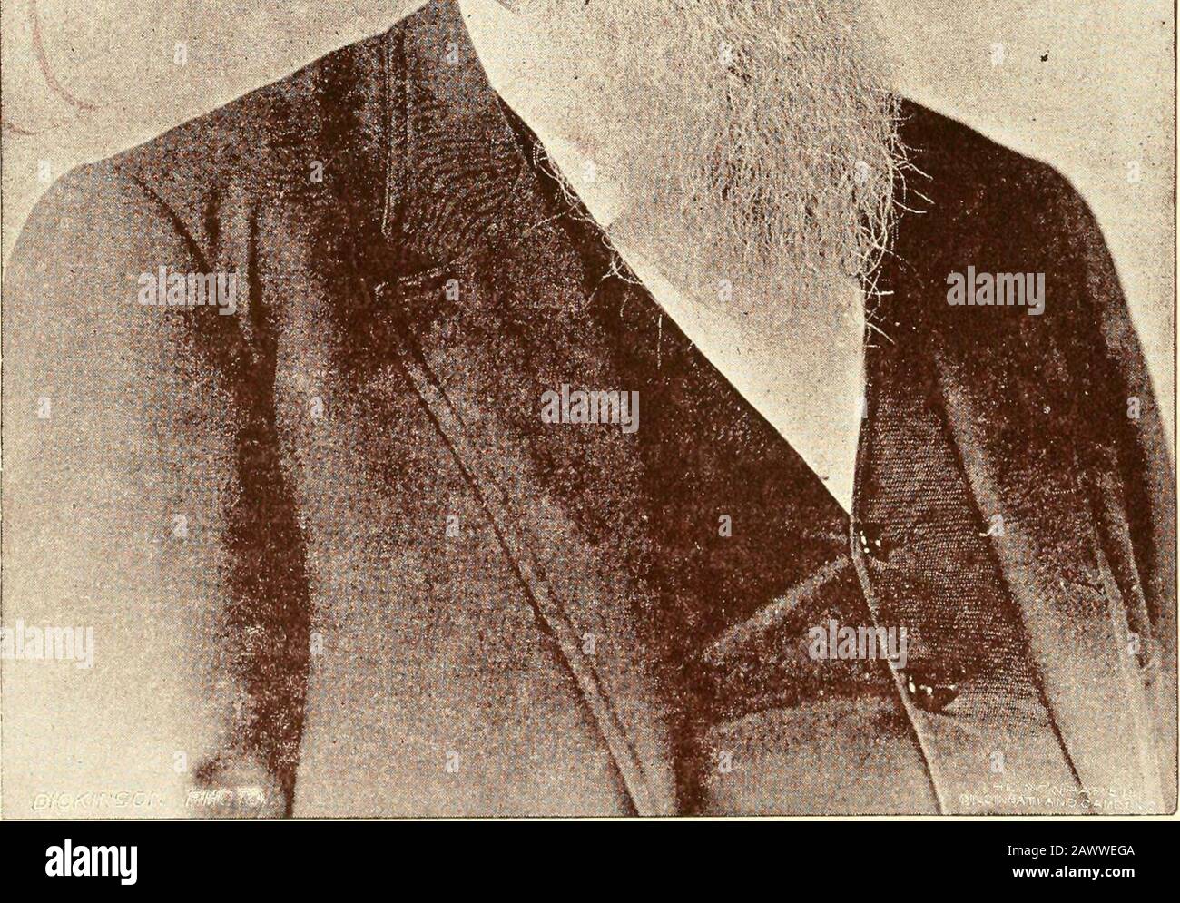 Das hundertjährige Jubiläum der Stadt Hamilton, Ohio. F die Stadt wurde auf eine sehr interessante Art und Weise genial beleuchtet, und die Übungen der theCentennial schlossen mit einer aufwendigen Darstellung von Feuerwerken gemäß dem folgenden Programm; die vielseitigsten und prächtigsten jemals witnessedin diesem Land. Programm der Feueranzeige. I St. Der Beginn der pyrotechnischen Ausstellung war der Heraldeddurch die Aufstiege einer Reihe von Luftberichtsschalen und 4-Pfund-Displayraketen. 2. Aufstieg von drei großen Ballons, die Tiere in Outlineund Farbgebung darstellen. Himmelfahrt von dieser Stockfoto