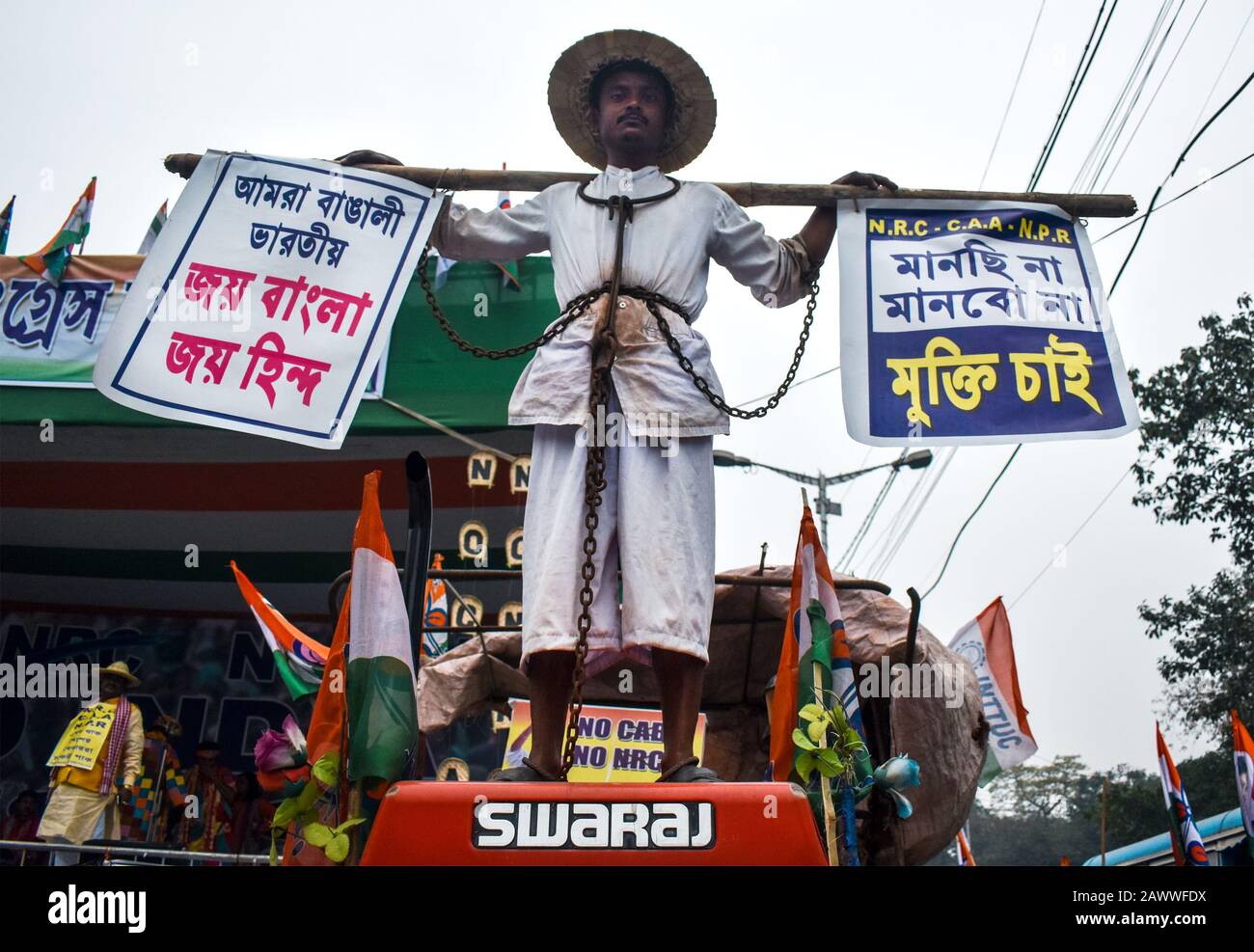 Ein Demonstrant, der eine Kette trägt, besucht einen Protest gegen ein neues Staatsbürgerschaftsgesetz in Kolkata, Indien. Stockfoto