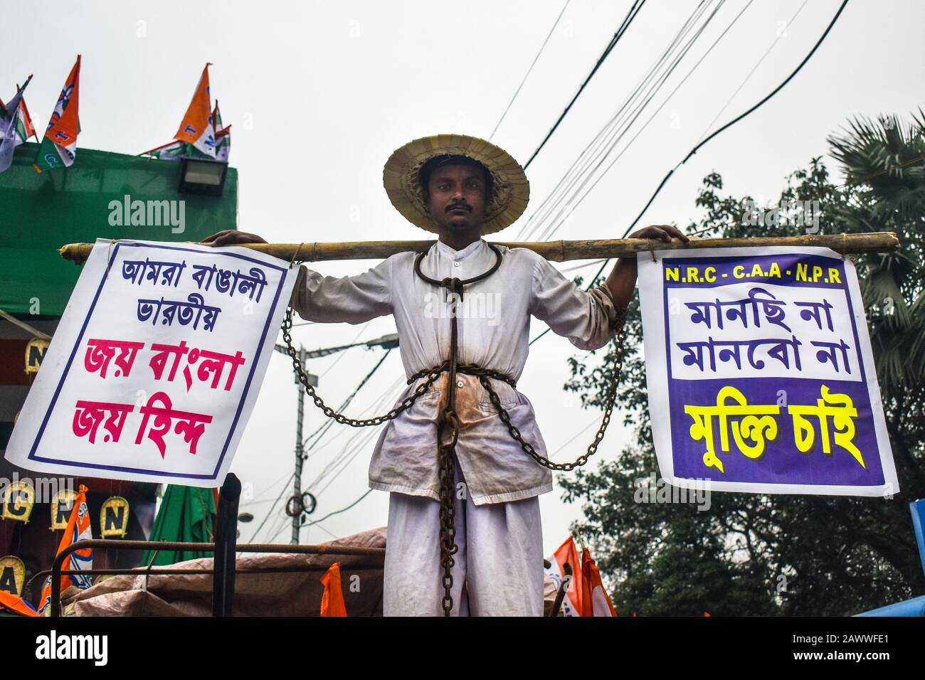 Ein Demonstrant, der eine Kette trägt, besucht einen Protest gegen ein neues Staatsbürgerschaftsgesetz in Kolkata, Indien. Stockfoto