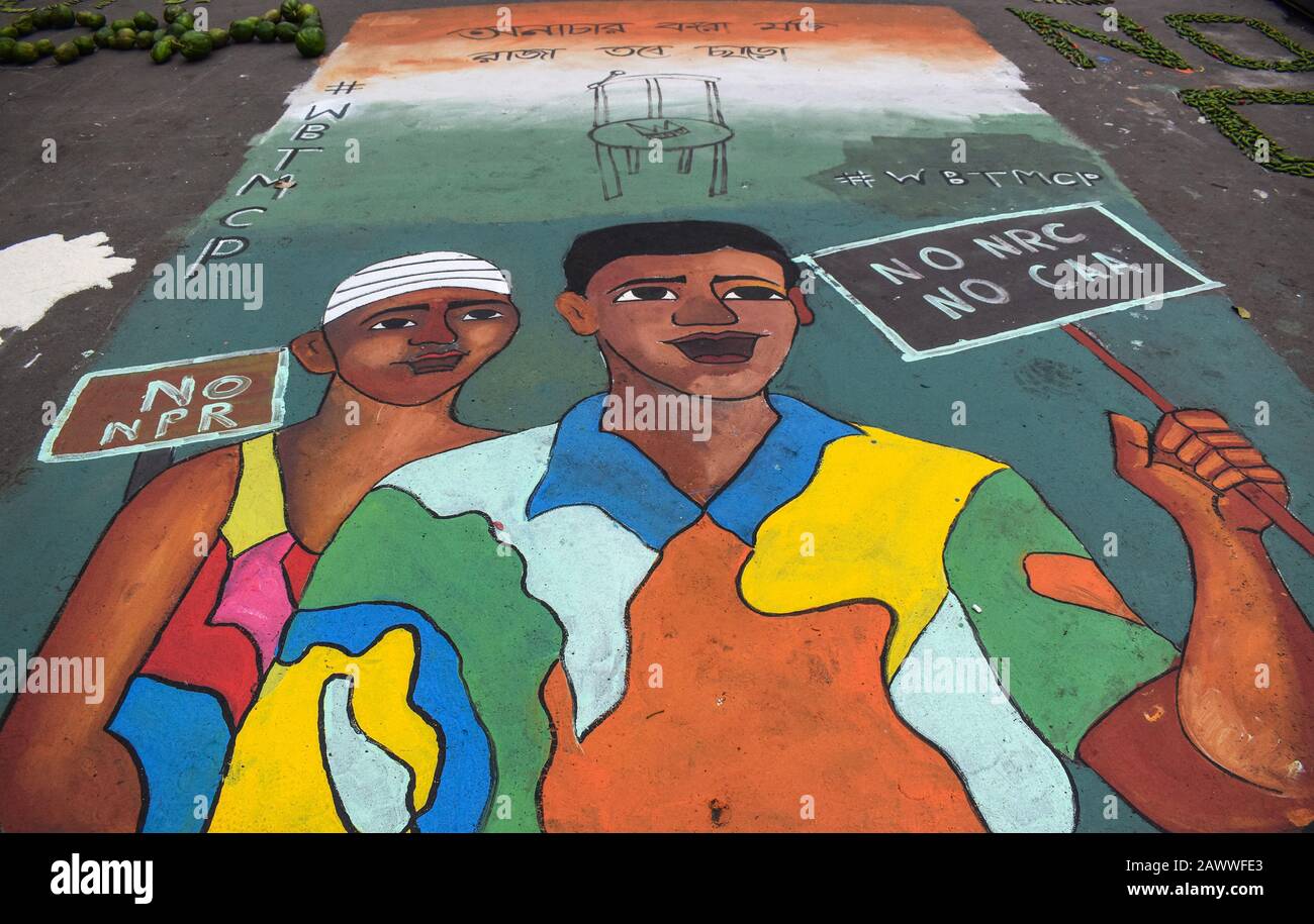 Protestanten zeichnen ein Graffiti auf der Straße über Protest gegen NRC und CAA in Kolkata, Indien. Stockfoto