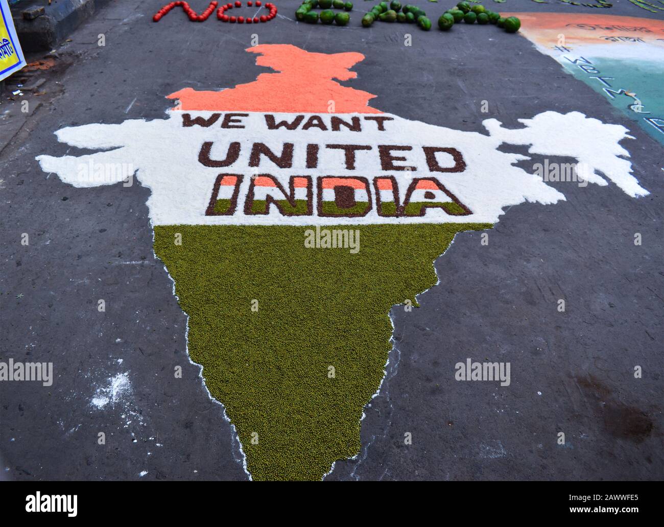 Protestanten erstellen eine indische Karte, die von Samen auf NRC und CAA Protestprogramm in Kolkata, Indien, erstellt wird. Stockfoto