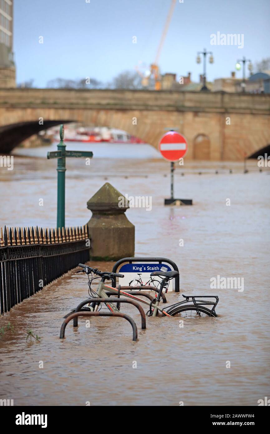 Ein Radregal, das von Flutwasser gespeist wurde, nachdem der Fluss Ouse seine Ufer in York nach dem Sturm Ciara platzte, der den Sonntag im Land einschlug. Stockfoto