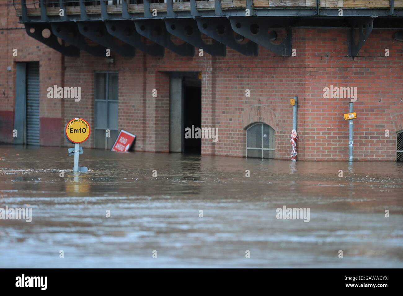 Flutwasser in York, nachdem der Fluss Ouse seine Ufer nach dem Sturm Ciara platzte, der das Land am Sonntag zerschlug. Stockfoto