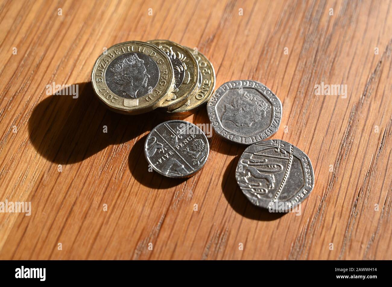 Sterling Coins. 1 Pfund-Münzen, 20 Pence- und 10 Pence- Münzen. Stockfoto