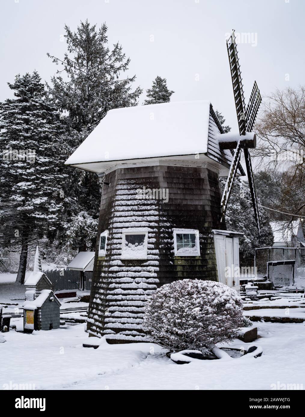 Eine Kleine Windmühle, Die Mit Schnee Bedeckt Ist, Auf EINEM Minigolfplatz Stockfoto