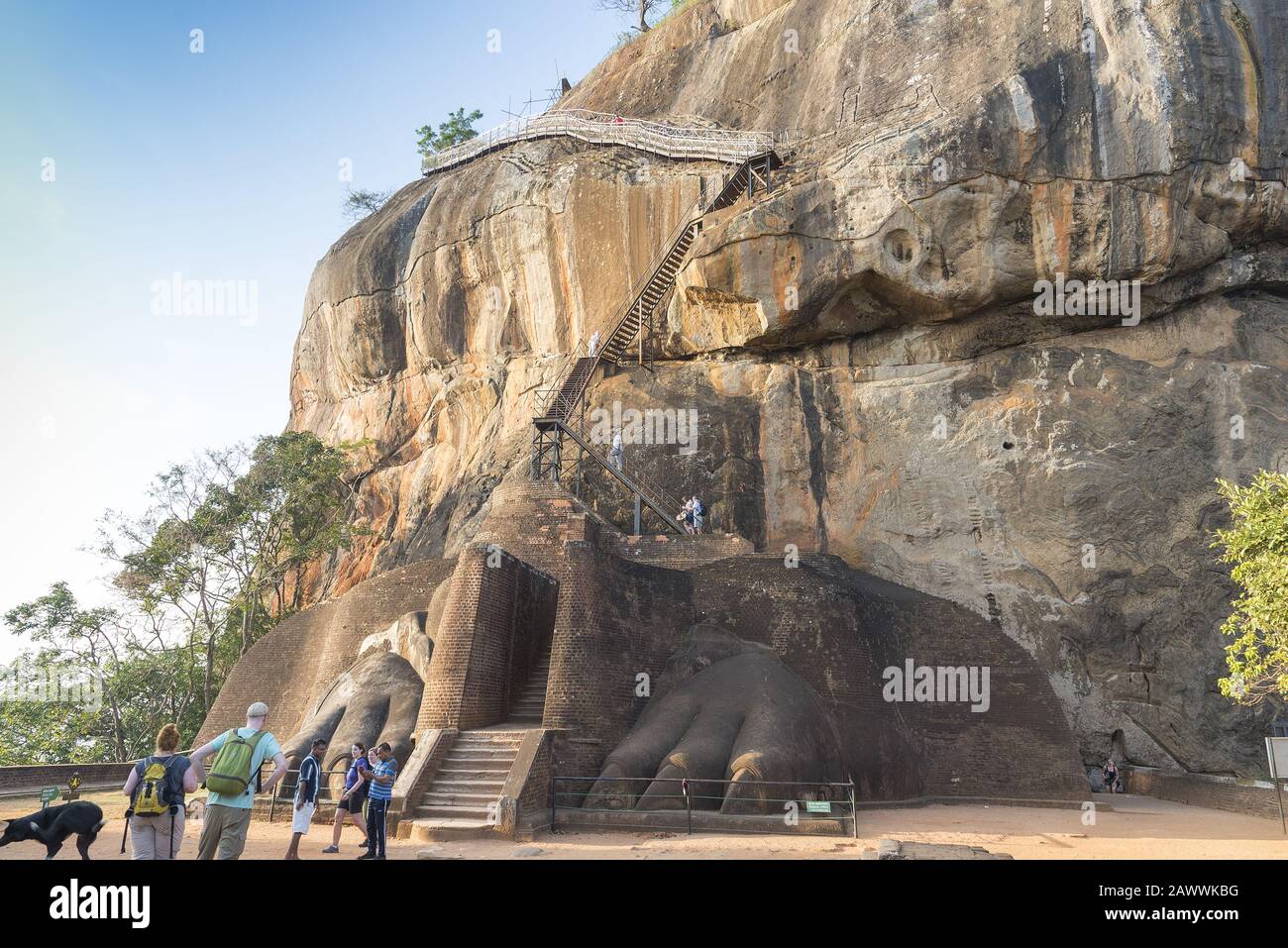 Sigiriya, Sri Lanka: 17.03.2019: Felsenfestung, Löwenfelsen mit touristischem Fußweg zum Gipfel des Felsens. Es ist berühmt für seine Freskengemälde von Stockfoto
