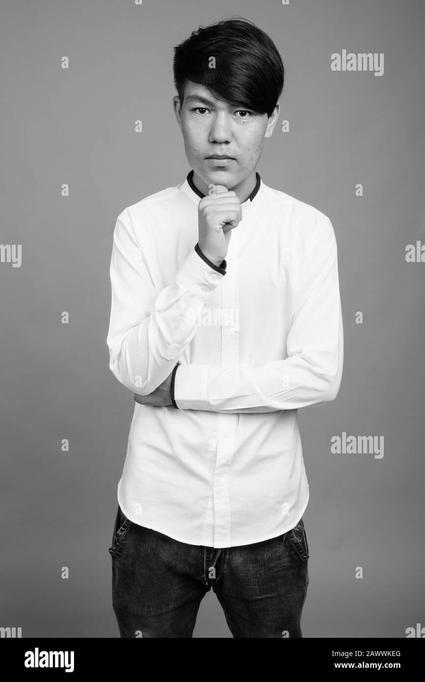 Junger asiatischer Teenager, der elegante Freizeitkleidung trägt Stockfoto