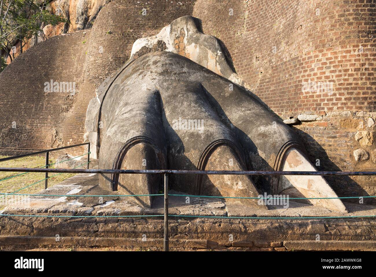 Sigiriya, Sri Lanka: 17.03.2019: Felsfestung, Löwenfelsen, die eine Nahaufnahme des Löwenpfackenfelses am Fuß des Denkmals zeigen. Es ist berühmt für sein P. Stockfoto