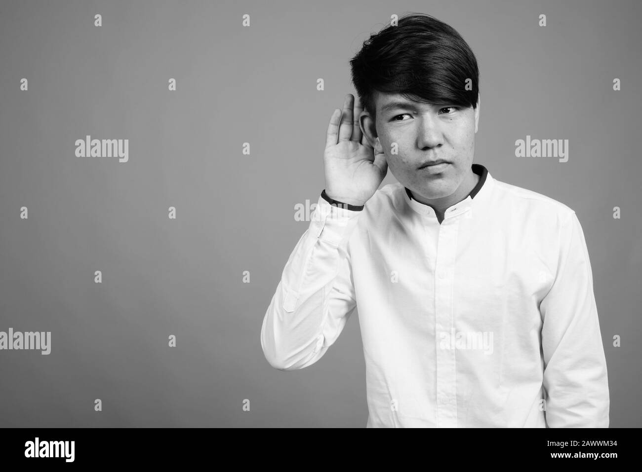 Junger asiatischer Teenager, der elegante Freizeitkleidung trägt Stockfoto