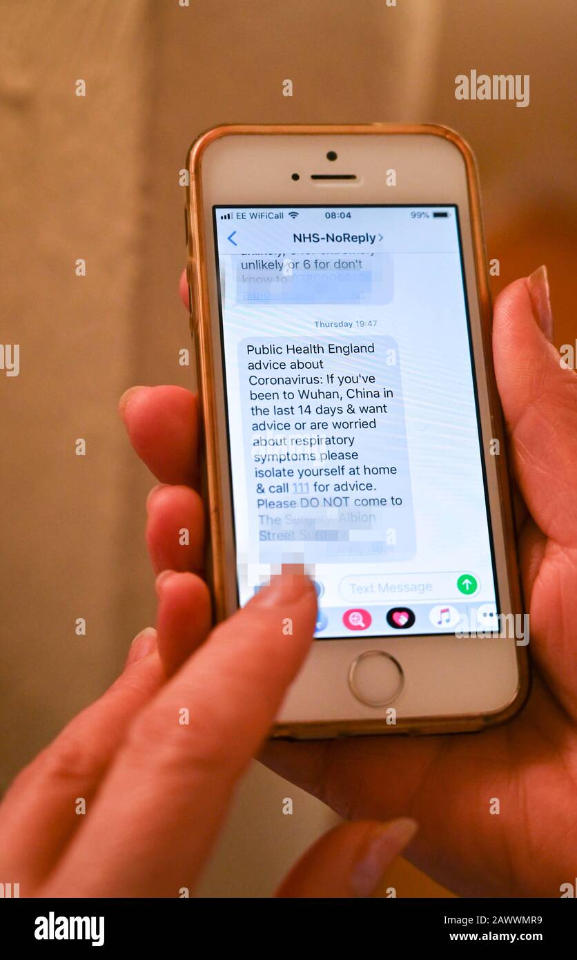 Public Health England Warnnachricht über das Wuhan Coronavirus an Smartphone-Besitzer in Großbritannien gesendet Stockfoto