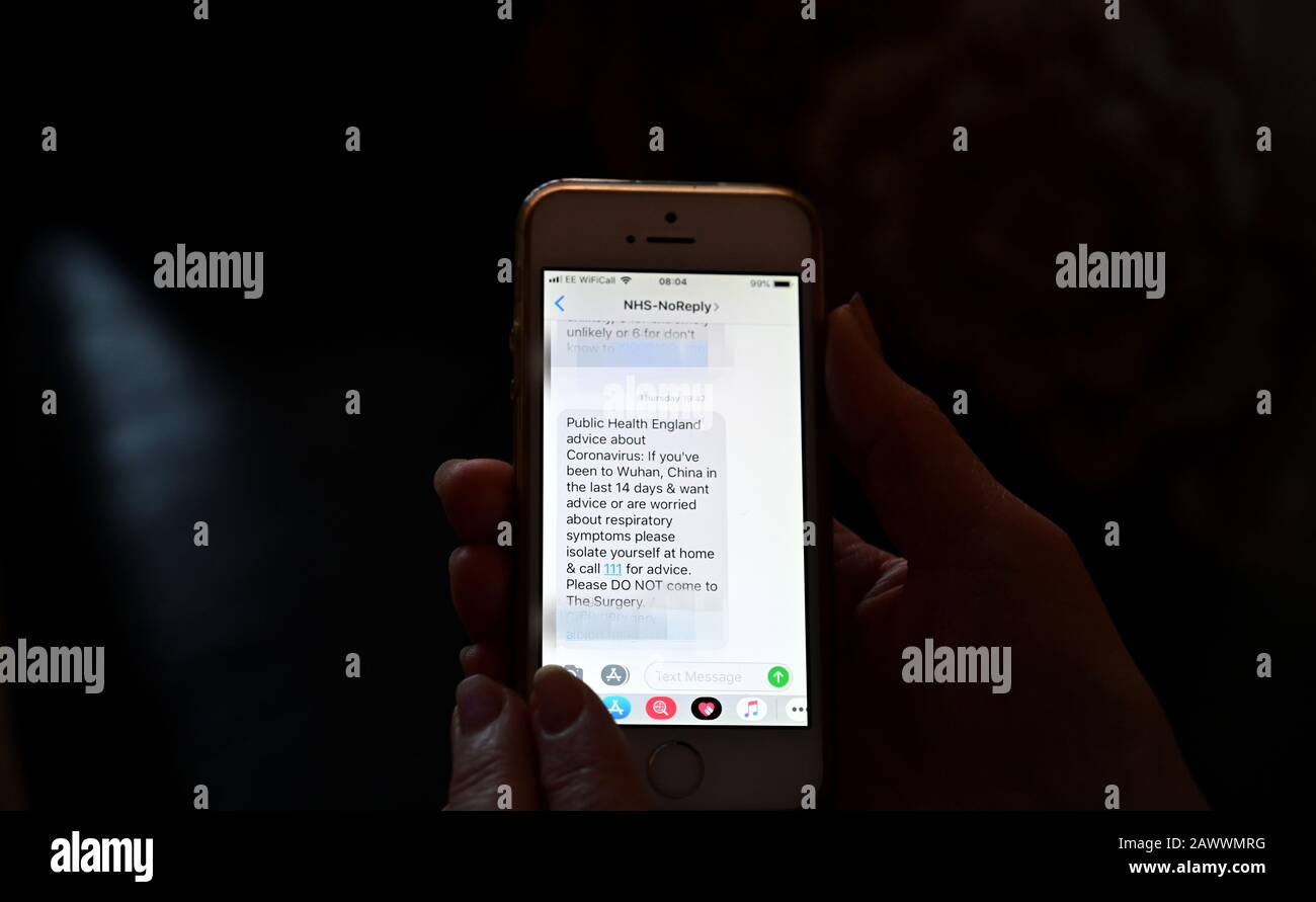 Public Health England Warnnachricht über das Wuhan Coronavirus an Smartphone-Besitzer in Großbritannien gesendet Stockfoto