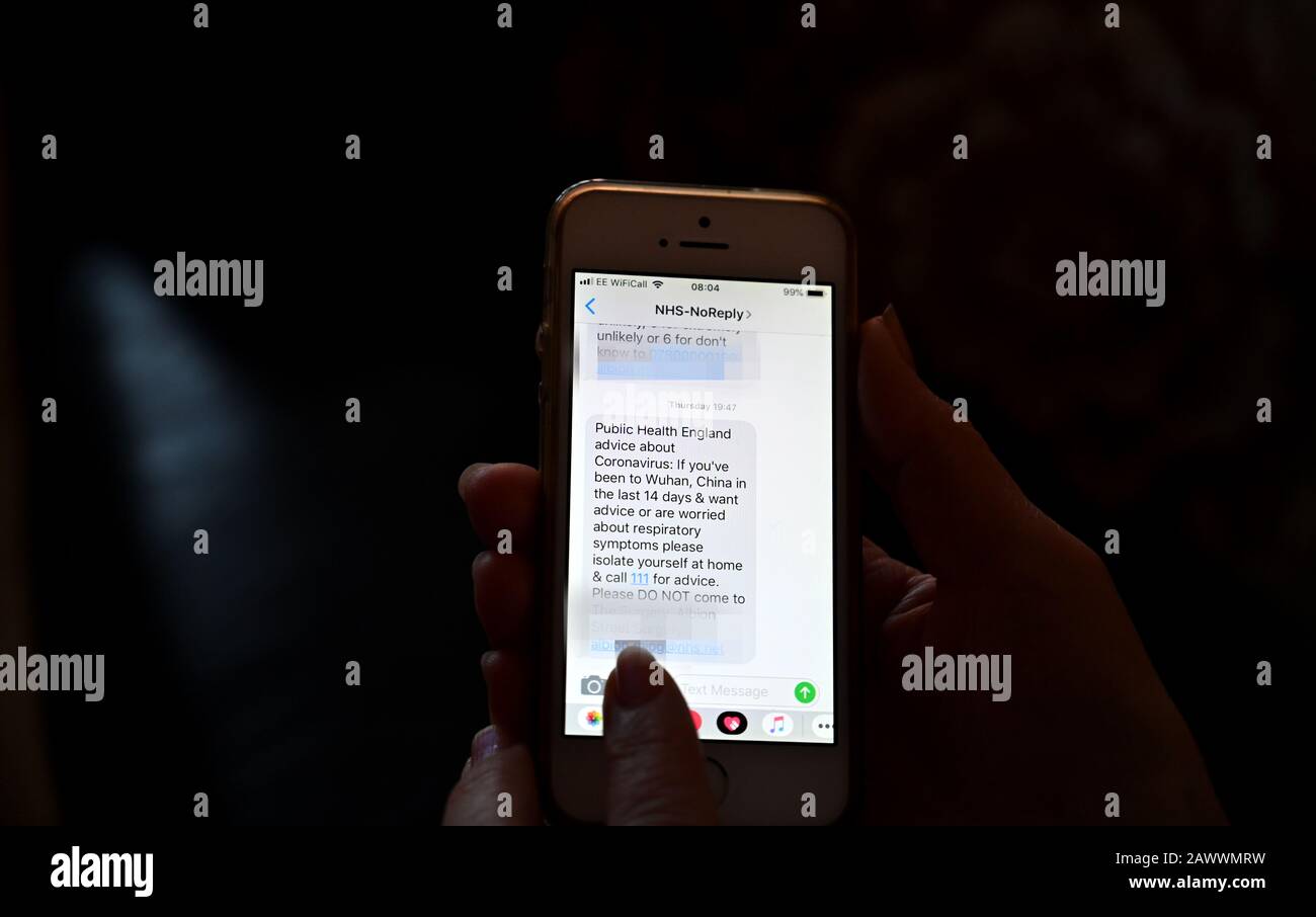 Public Health England Warnnachricht über das Wuhan Coronavirus an Smartphone-Besitzer in Großbritannien gesendet Stockfoto