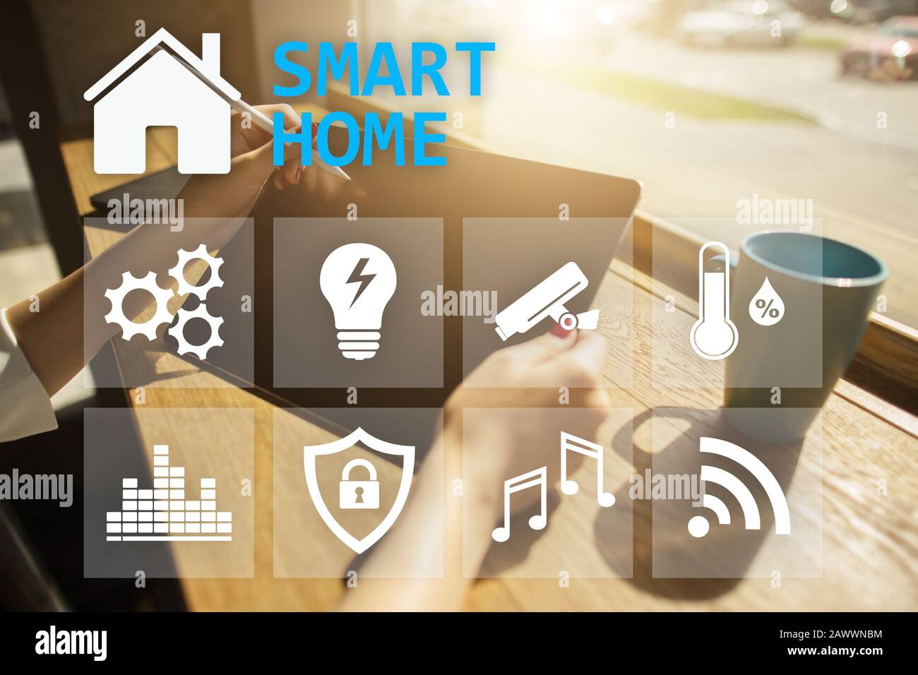 Smart Home digitale Schnittstelle auf virtuellen Bildschirm. Internet- und Automatisierungstechnik Konzept Stockfoto