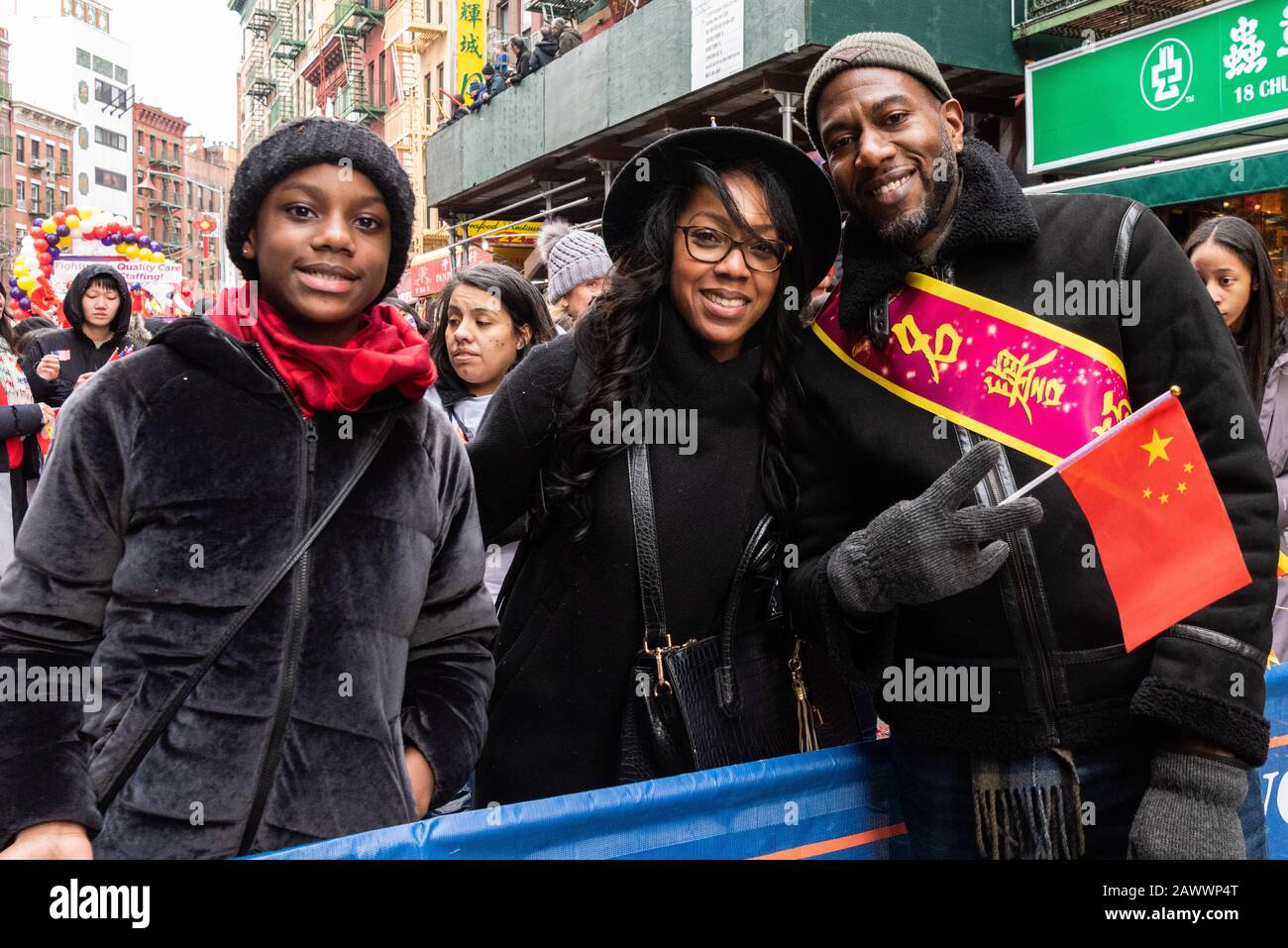 New York, Vereinigte Staaten. Februar 2020. Im Jahr der Ratte klingelt NYC Public Advocate Jumaane Williams, seine Verlobte India Lois Sneed und ihre Tochter mit Tausenden zusammen, während sie das Lunar New Year in Chinatown in New York City am 9. Februar 2020 feiern. Die Wahlbeteiligung war so hoch wie nie, obwohl befürchtet wurde, dass das Coronavirus die Menschen davon abhalten würde, an der bunten Feier teilzunehmen. (Foto von Gabriele Holtermann-Gorden/Pacific Press) Credit: Pacific Press Agency/Alamy Live News Stockfoto