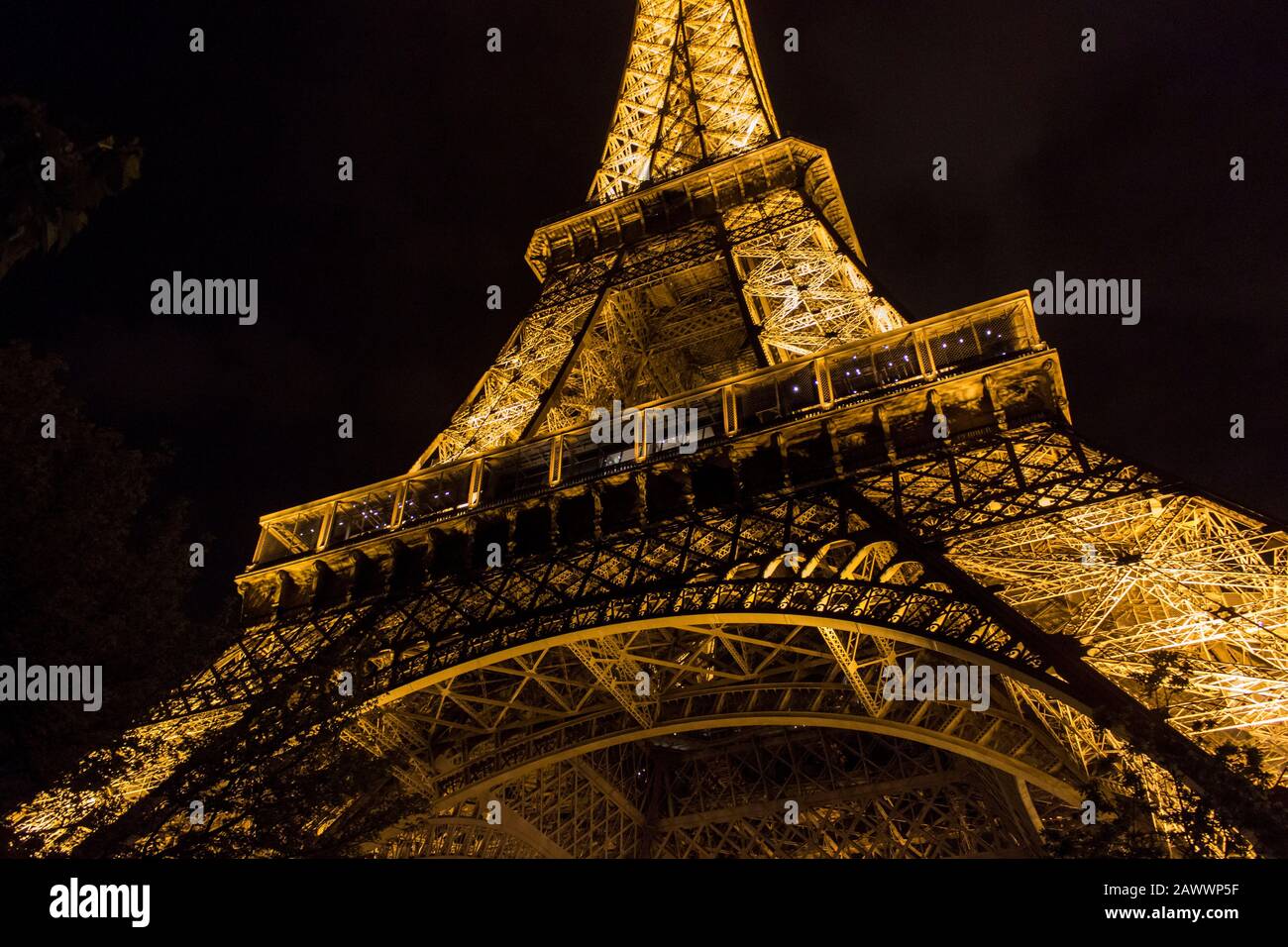 Eiffelturm nachts im April. Stockfoto