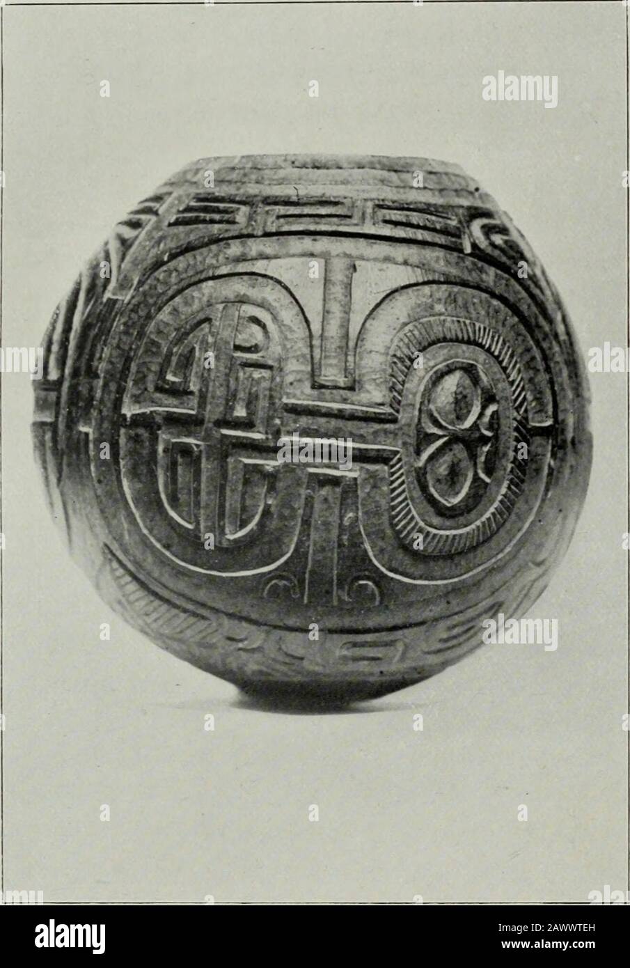 Ostpazifik; Tahiti und die Marquesas-Inseln. Trotzdem war ich fortunategenug, um eine Kokaa- oder runde Schüssel und eine Umete- oder Langform zu sichern, die beide in kuriosen und aufwendigen Mustern gehauen wurden. Sie befinden sich heute im BritishMuseum. Ich war insgesamt zwanzig Tage in FatuHiva. Am Omoa-Strand traf ich mich mit Ben Peters, Zimmermann und Bootsbauer von Beruf und Philosopher aus Überzeugung, einem amüsanten, gastfreundlichen Oldfellern, mit dem ich vier oder fünf Tage blieb, und hörte mit Interesse auf viele Garne, die unverhohlene Abenteuer und Beschwerden eines langjährigen Siedlers, in dem das Leben stand, aufhielten Stockfoto