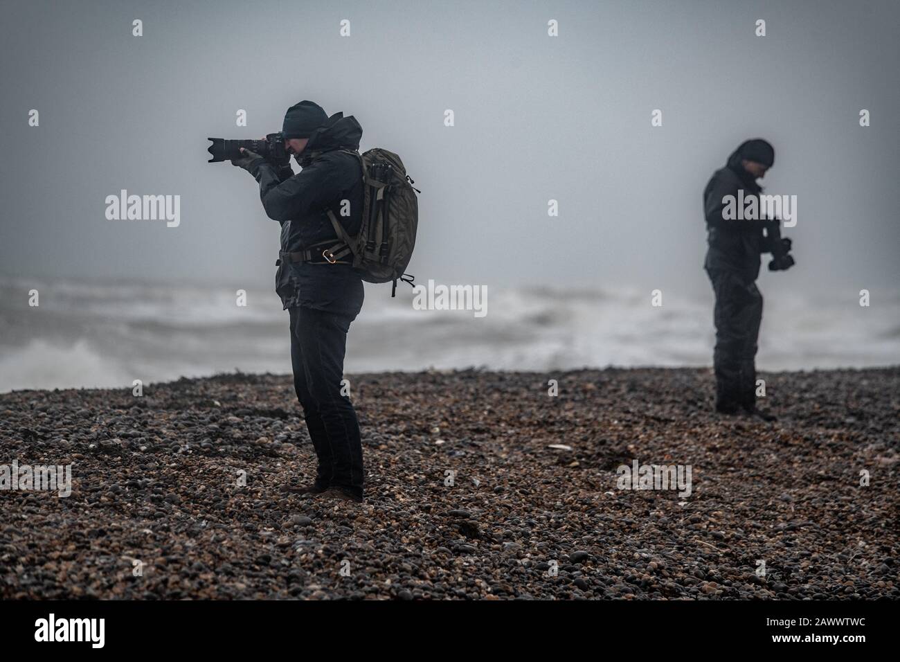 Fotografen in allen Wetterlagen an einem Strand inmitten eines Sturms, EST Sussex UK Stockfoto