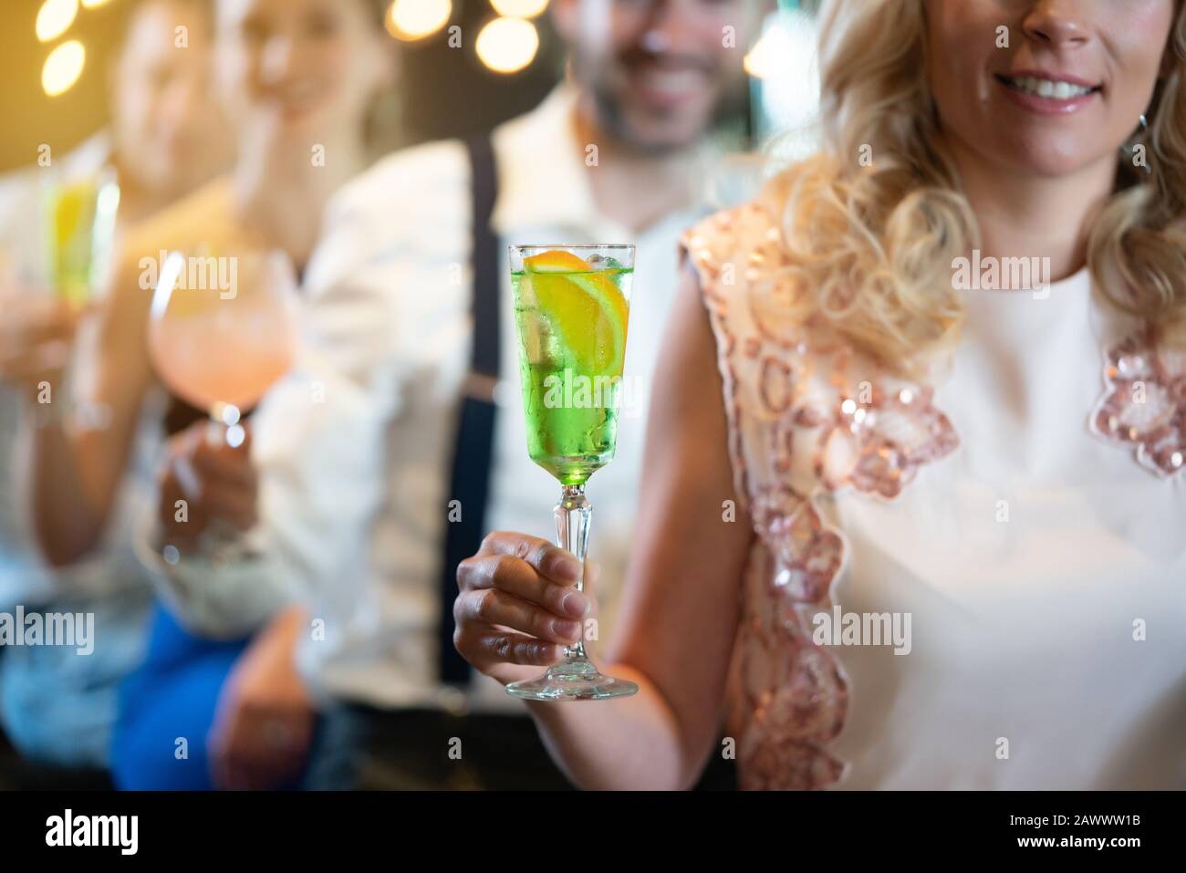 Menschen, die in einer Bar bunte Cocktails genießen Stockfoto