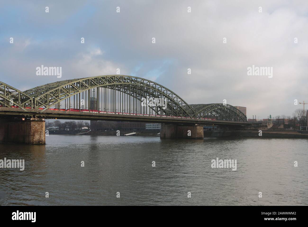 Stahlbogenbrücke über den Rhein. Köln, Deutschland Stockfoto