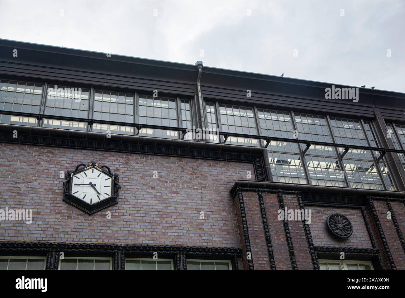 Fassade eines Bahnhofs der Berliner Friedrichstraße Stockfoto