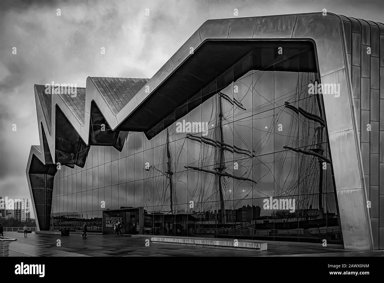 Glasgow, SCHOTTLAND - 25. JANUAR 2020: Das moderne Verkehrsmuseum am Ufer des Flusses Clyde. Stockfoto