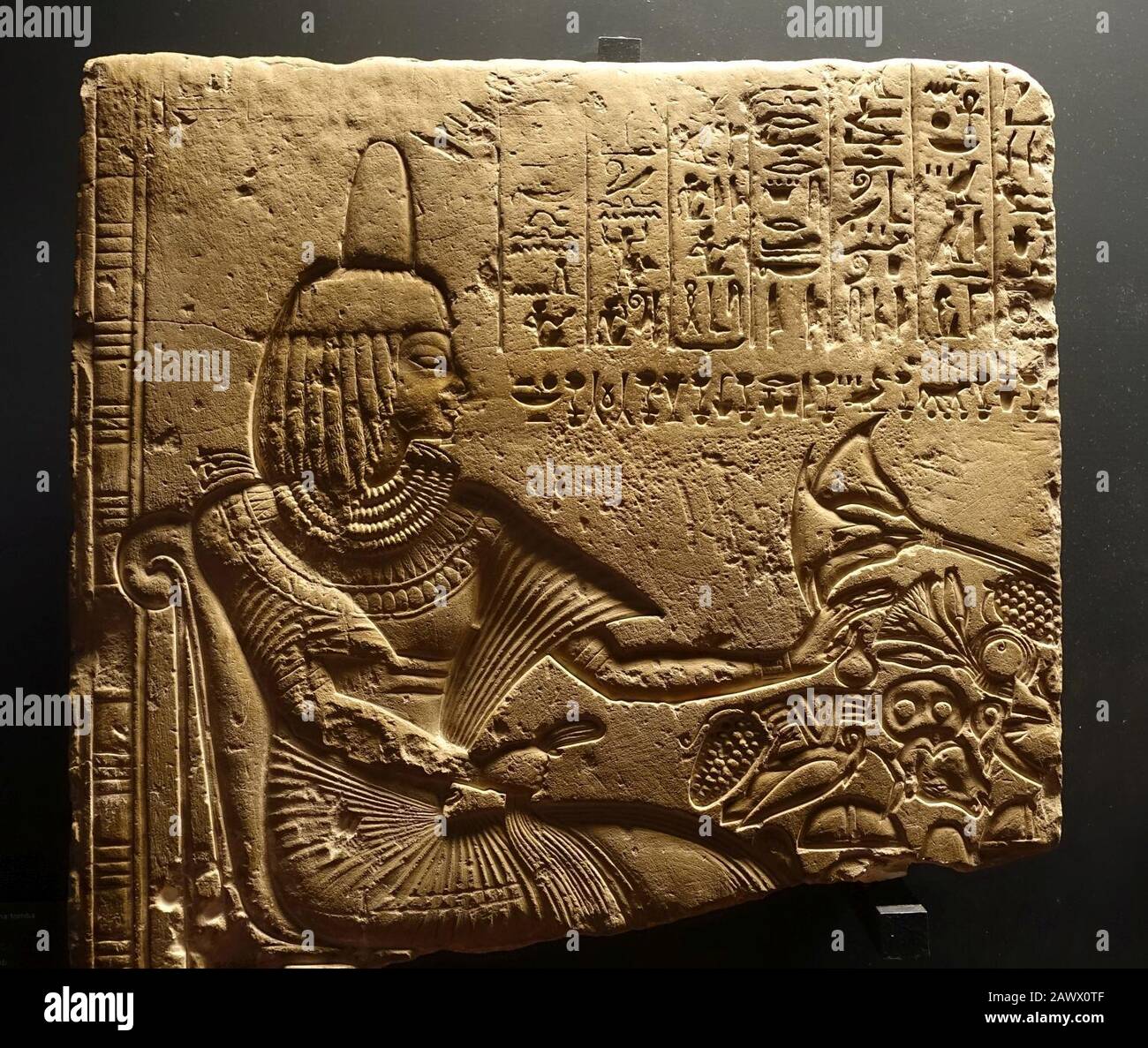 Fragmentrelieffem aus einem Grab, Memphis-Dynastie, 1550-1307 v. Chr., Kalkstein Stockfoto