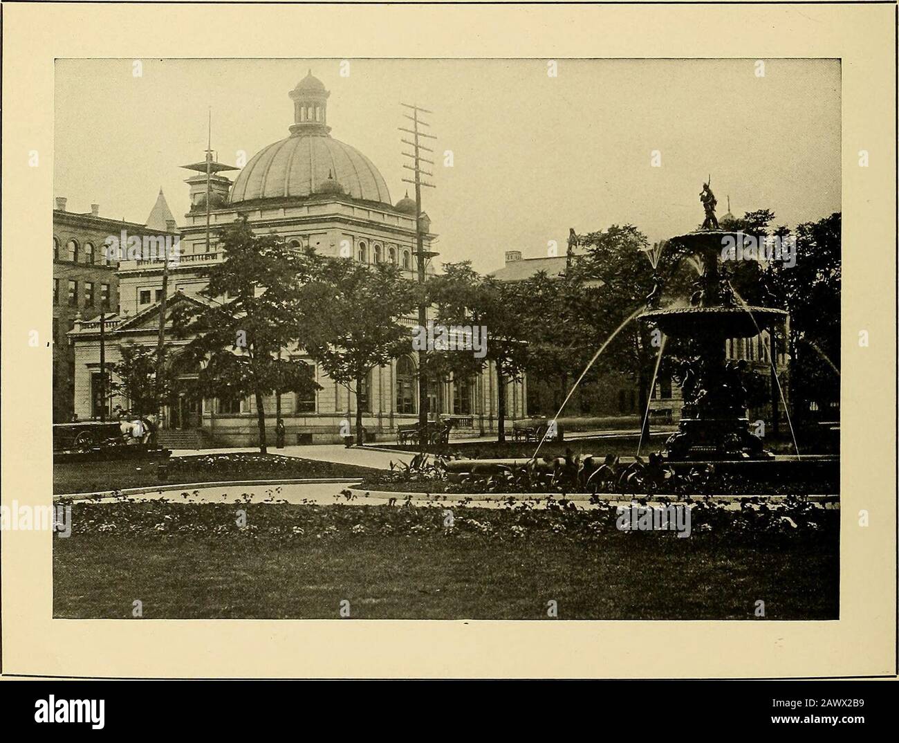 Greater Pittsburg. Sechste STRASSENBRÜCKE UND BLICK AUF DIE NORDSEITE (ALLEGHENY)u?nnbur^lls NoIth. .Side (Allegheny) liegt am Westufer des Allegheny River gegenüber von Pittsburgh. Seine derzeitige Einwohnerzahl wird auf etwa 140.000 geschätzt. Die beiden Städte sind durch viele kostspielige und substanzielle Brücken verbunden, von denen die prächtige Struktur an der Sixth Street ein gutes Beispiel ist. Eine ungeheurer Reiseverkehr passiert jeden Tag den Fluss. POSTAMT, NORTH SIDE (ALLEGHENY) Unter den Postämtern von Western Pennsylvania liegt dieses Büro nur an zweiter Stelle bei dem von Pittsburgh in der jährlichen Höhe des Geschäfts t Stockfoto