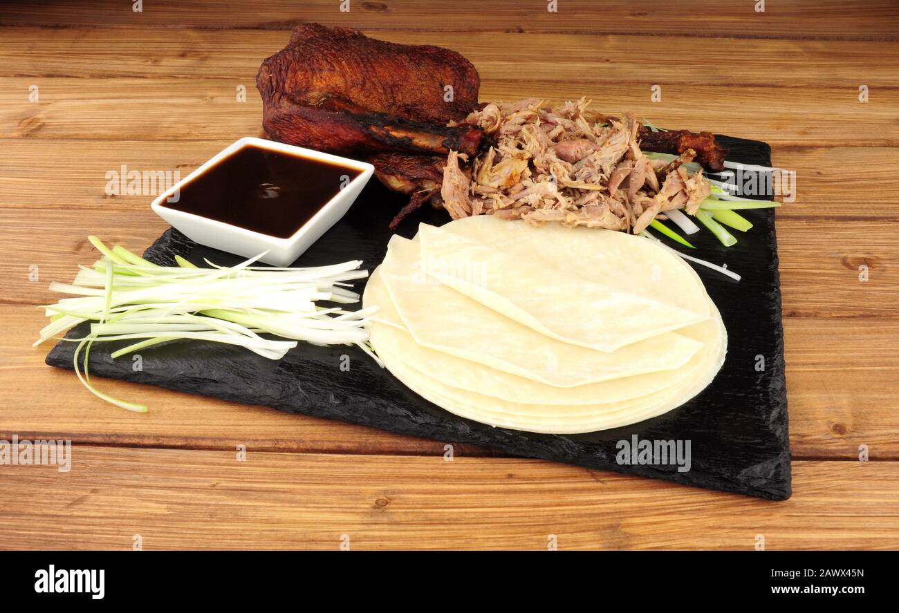 Chinesisches aromatisch geröstetes Entenfleisch und Pfannkuchen Stockfoto