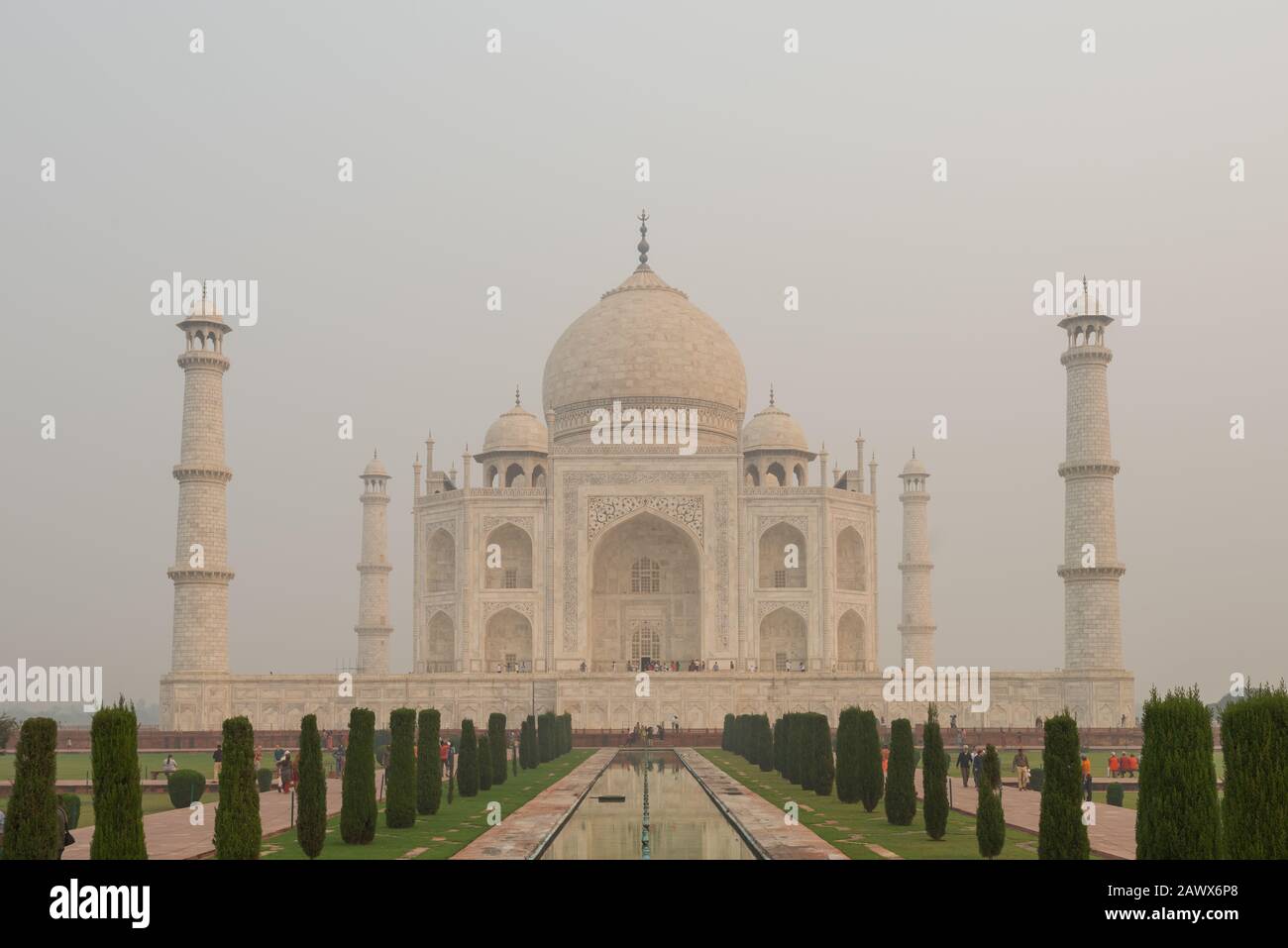 Vorderseite des Taj Mahal in Agra, Indien, am übergiebelten Morgen mit Smog Stockfoto