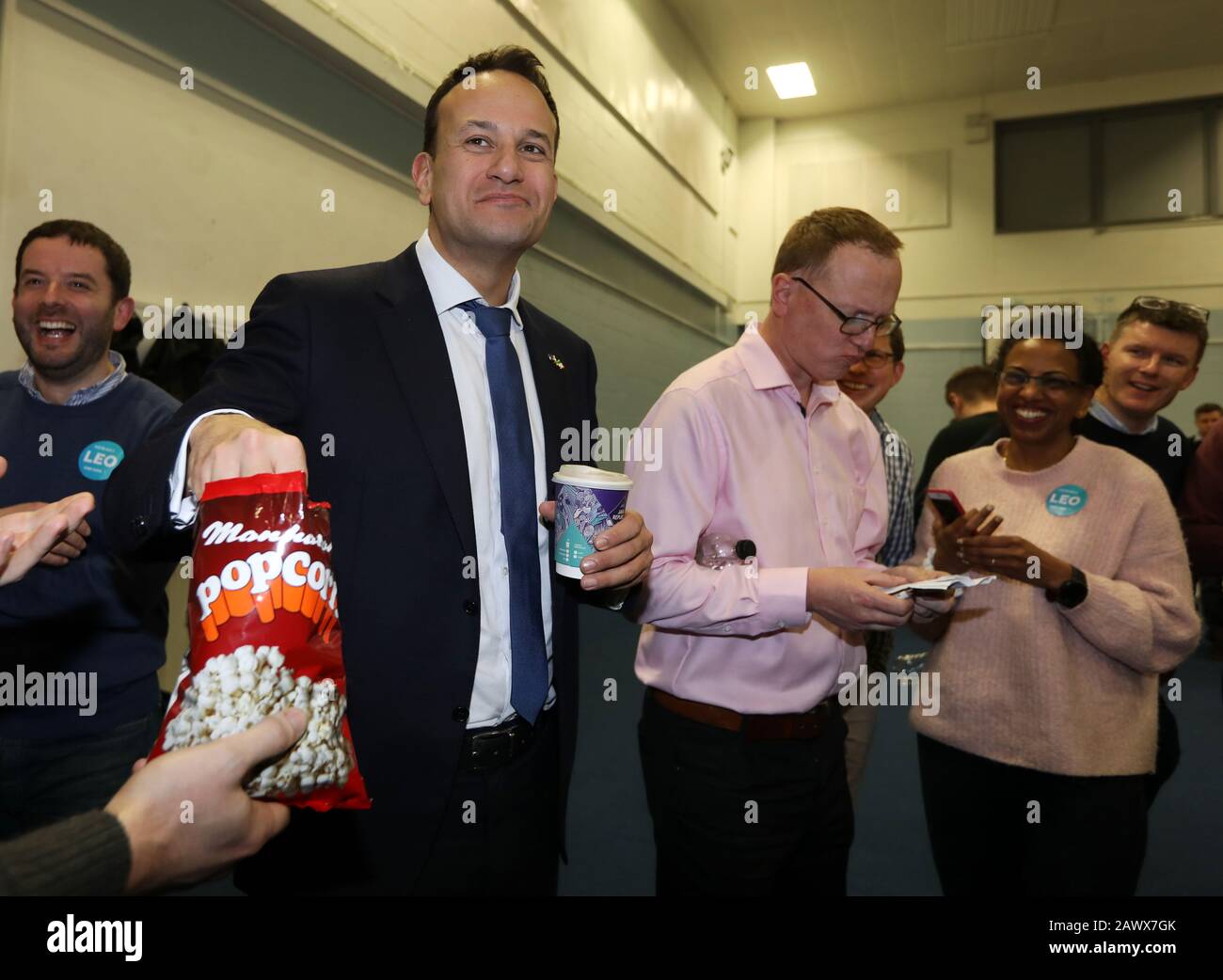 Dublin, Irland. Februar 2020. Allgemeine Wahlergebnisse. Auszählung der Stimmzettel. Stimmzettel im Phibblestown Community Center in Dublin West. Taoiseach und Fine Gael-Führer Leo Varadkar nehmen etwas Popcorn für seinen Partner Matt Barrett, nachdem er nicht auf der vierten Zählung im Count Center gewählt wurde. Foto: Eamonn Farrell/RollingNews.ie Credit: RollingNews.ie/Alamy Live News Stockfoto