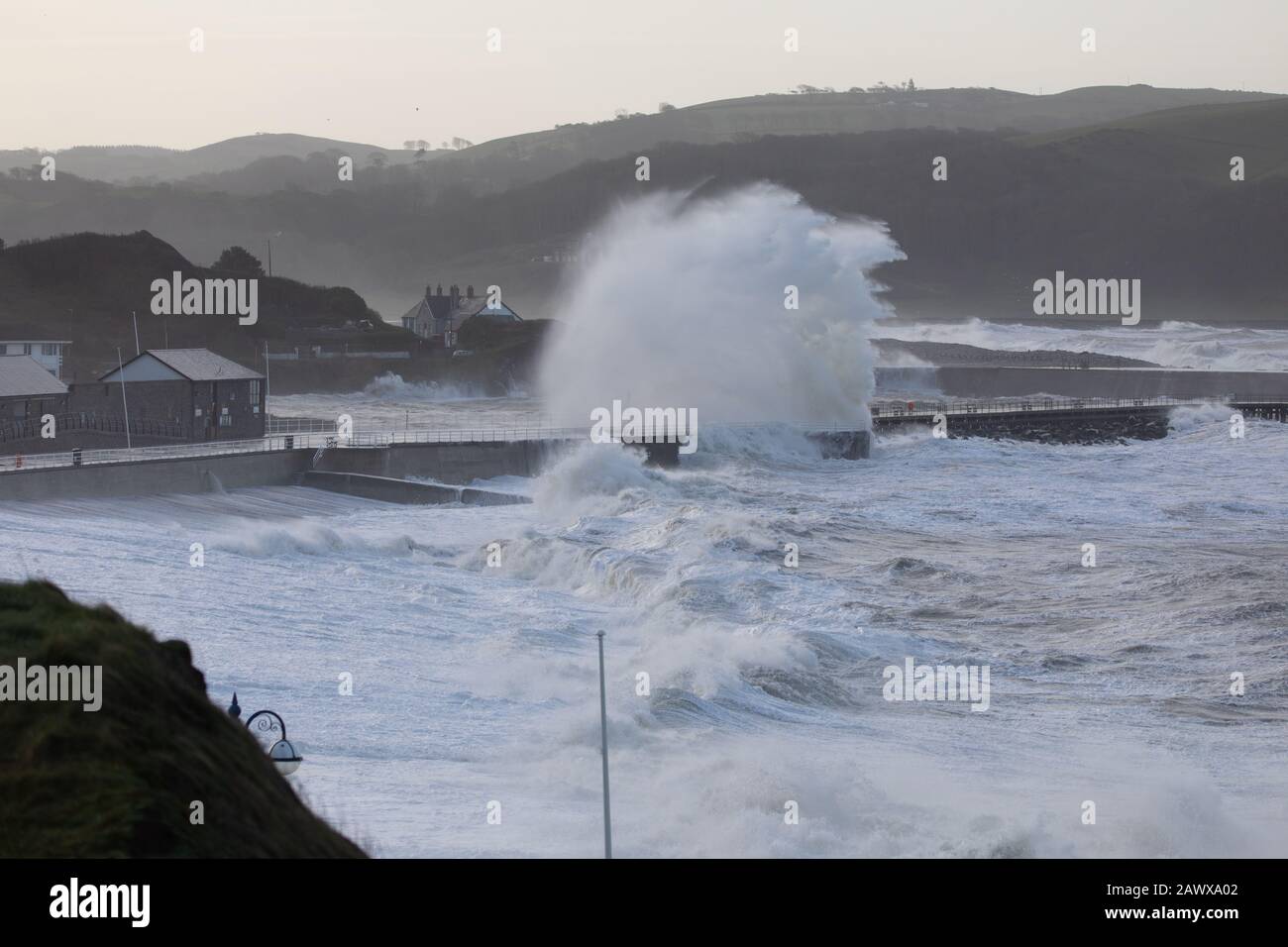 Aberystwyth, Ceredigion, Wales, Großbritannien. 10. Februar 2020 Wetter in Großbritannien: Die Seeverteidigung in Aberystwyth wird heute morgen weiter angeschlagen, da starke Winde nach dem Sturm Ciara andauern. © Ian Jones/Alamy Live News Stockfoto