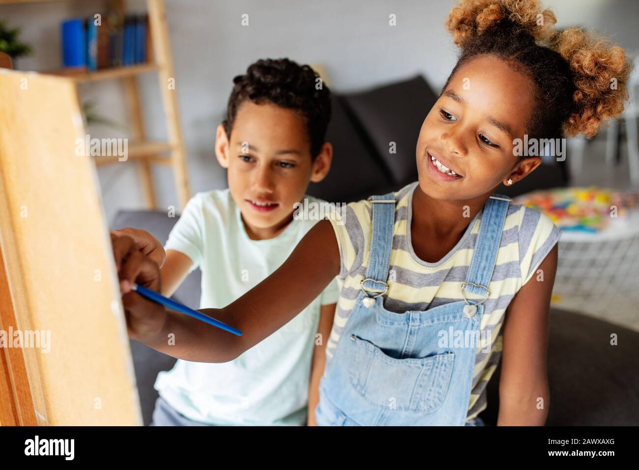 Konzept der Bildung im frühen Kindesalter, Malerei, Talent, happy Kids Stockfoto