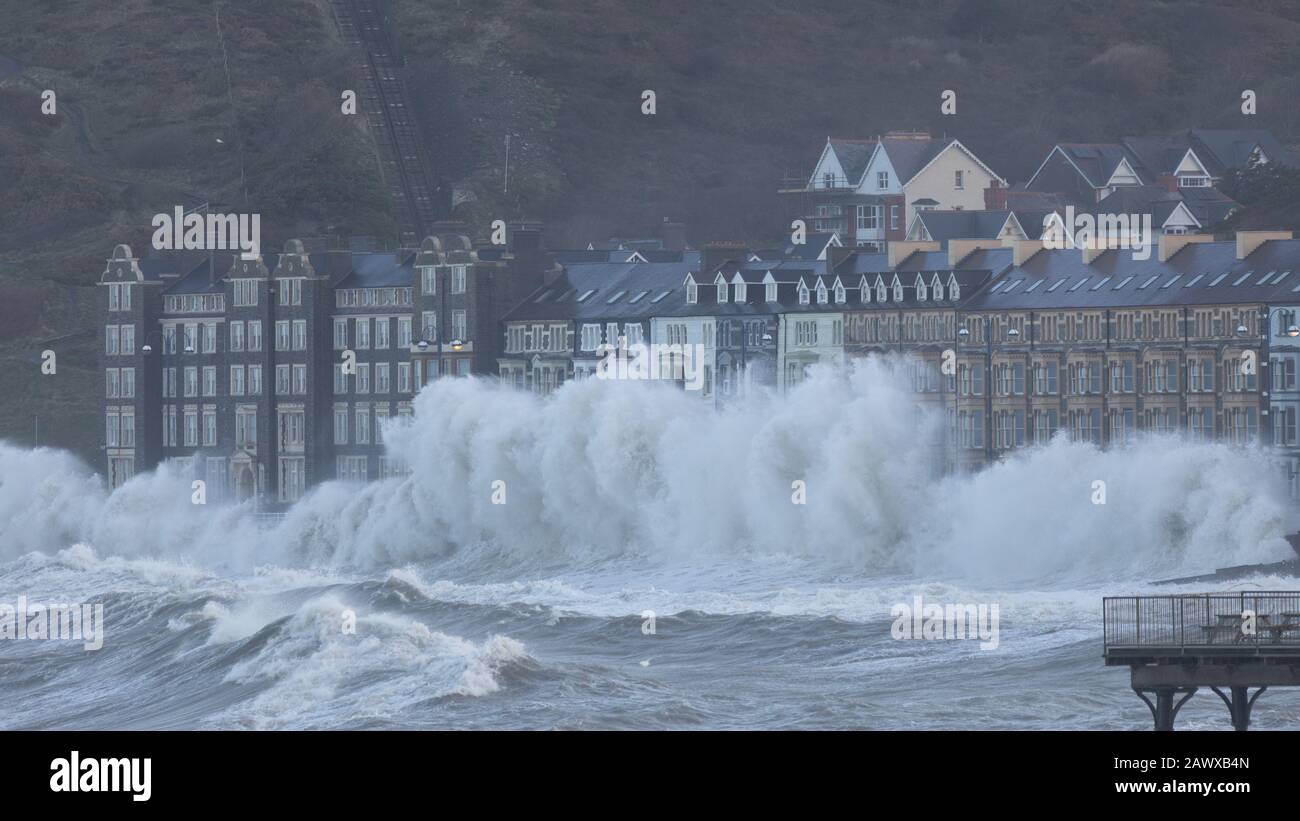 Aberystwyth, Ceredigion, Wales, Großbritannien. 10. Februar 2020 Wetter in Großbritannien: Die Seeverteidigung in Aberystwyth wird heute morgen weiter angeschlagen, da starke Winde nach dem Sturm Ciara andauern. © Ian Jones/Alamy Live News Stockfoto