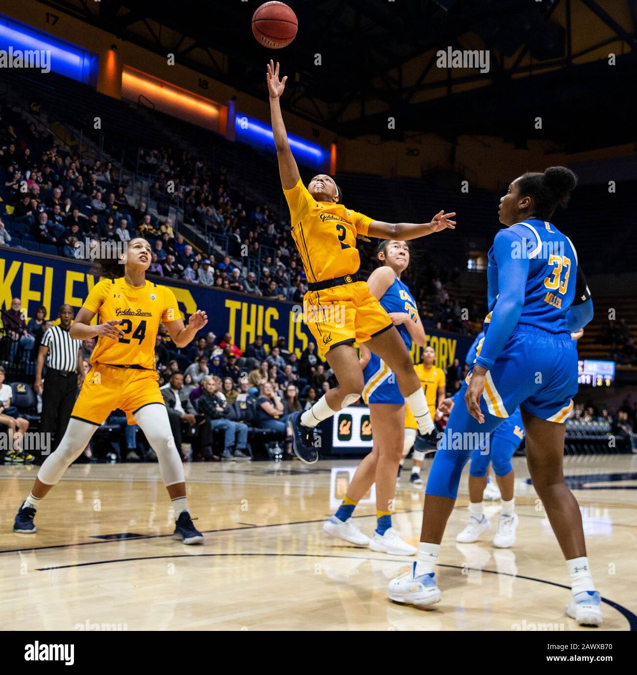 Hass Pavilion Berkeley Calif, USA. Februar 2020. CA U.S.A. California Golden Bears Guard Cailyn Crocker (2) fährt während des NCAA Women's Basketball Game zwischen den UCLA Bruins und den California Golden Bears 70-74 verloren in Überstunden im Hass Pavilion Berkeley Calif. Thurman James/CSM/Alamy Live News Stockfoto