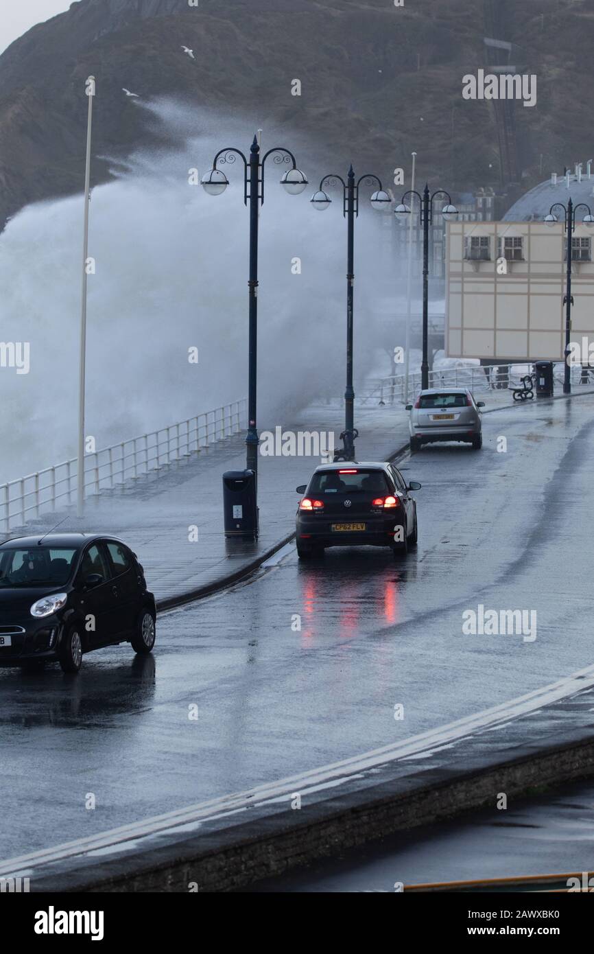 Aberystwyth, Ceredigion, Wales, Großbritannien. 10. Februar 2020 Wetter in Großbritannien: Die Seeverteidigung in Aberystwyth wird heute morgen weiter angeschlagen, da starke Winde nach dem Sturm Ciara andauern. © Ian Jones/Alamy Live News Stockfoto