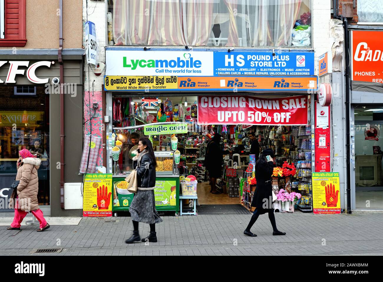 Ein kleines Einzelhandelsgeschäft mit einem Abschlussbanner, Hounslow High Street, West London England UK Stockfoto