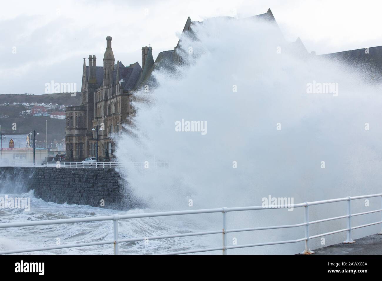 Aberystwyth, Ceredigion, Wales, Großbritannien. 10. Februar 2020 Wetter in Großbritannien: Die Seeverteidigung in Aberystwyth wird heute morgen weiter angeschlagen, da starke Winde nach dem Sturm Ciara andauern. © Ian Jones/Alamy Live News Stockfoto