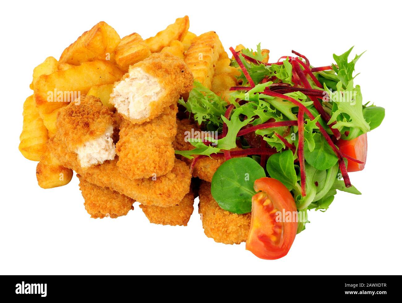 Brotkrümel beschichtete Hähnchenfinger und Pommes Menü mit Salat isoliert auf weißem Hintergrund Stockfoto