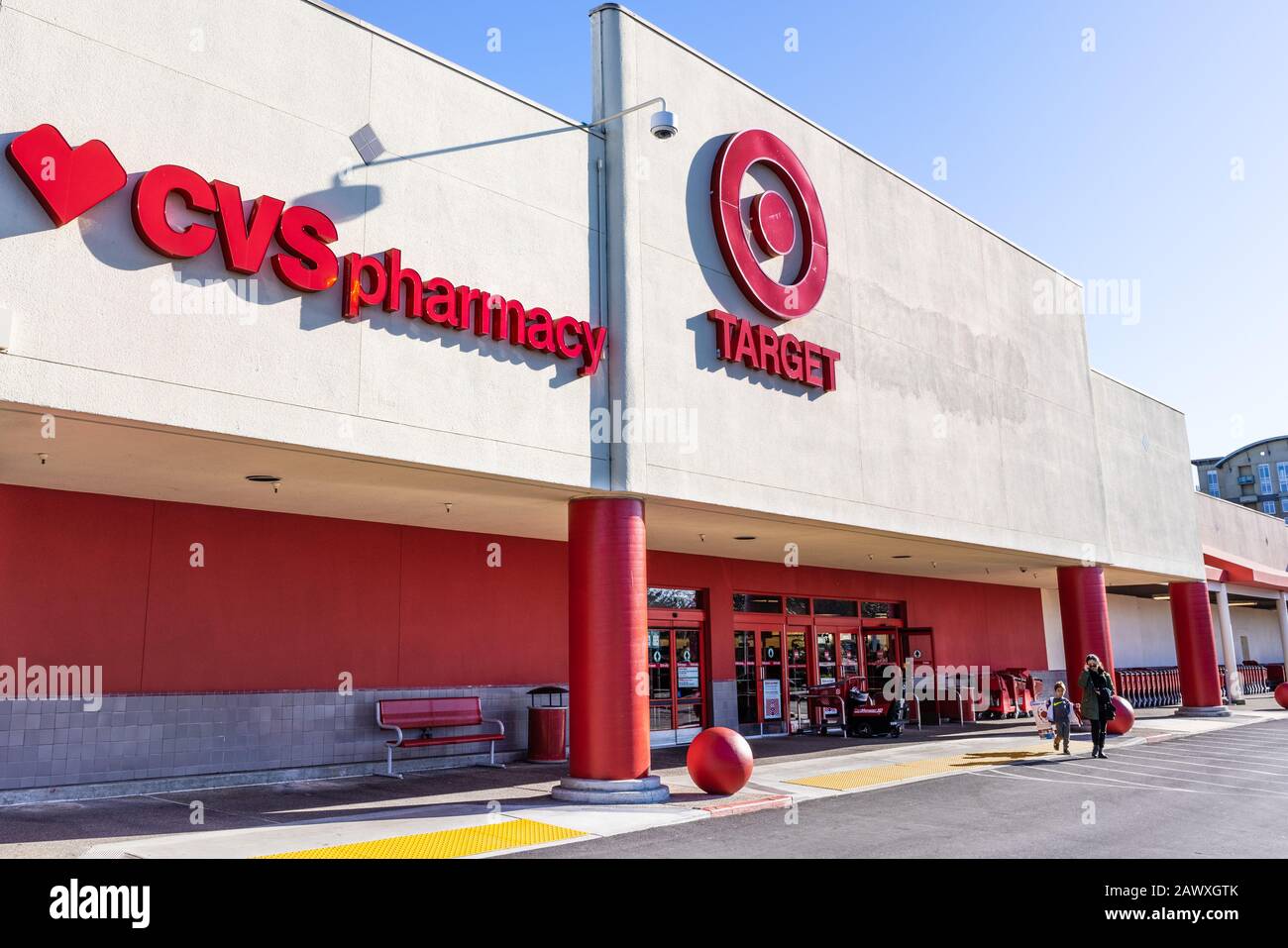 3. Februar 2020 Mountain View/CA/USA - Eingang zu einem der Zielgeschäfte im Süden der Bucht von San Francisco; CVS-Logo für Pharmazie wird entlang angezeigt Stockfoto