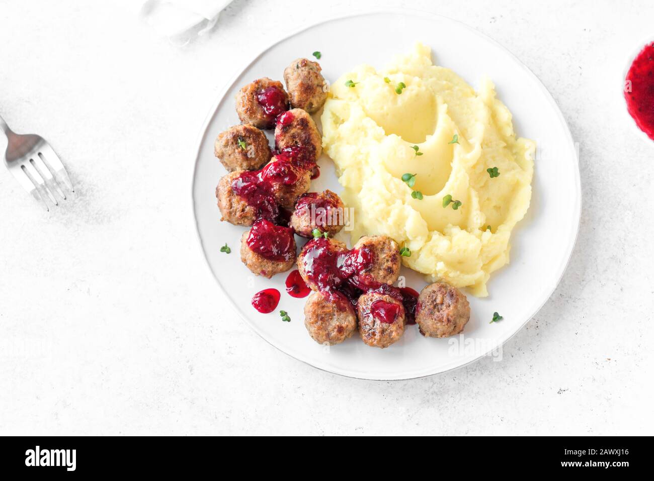Traditionelle schwedische Fleischbällchen mit Kartoffelpüree und Lingonberry-Sauce, weißer Hintergrund. Geröstete Fleischbällchen, skandinavische Komfortnahrung. Stockfoto
