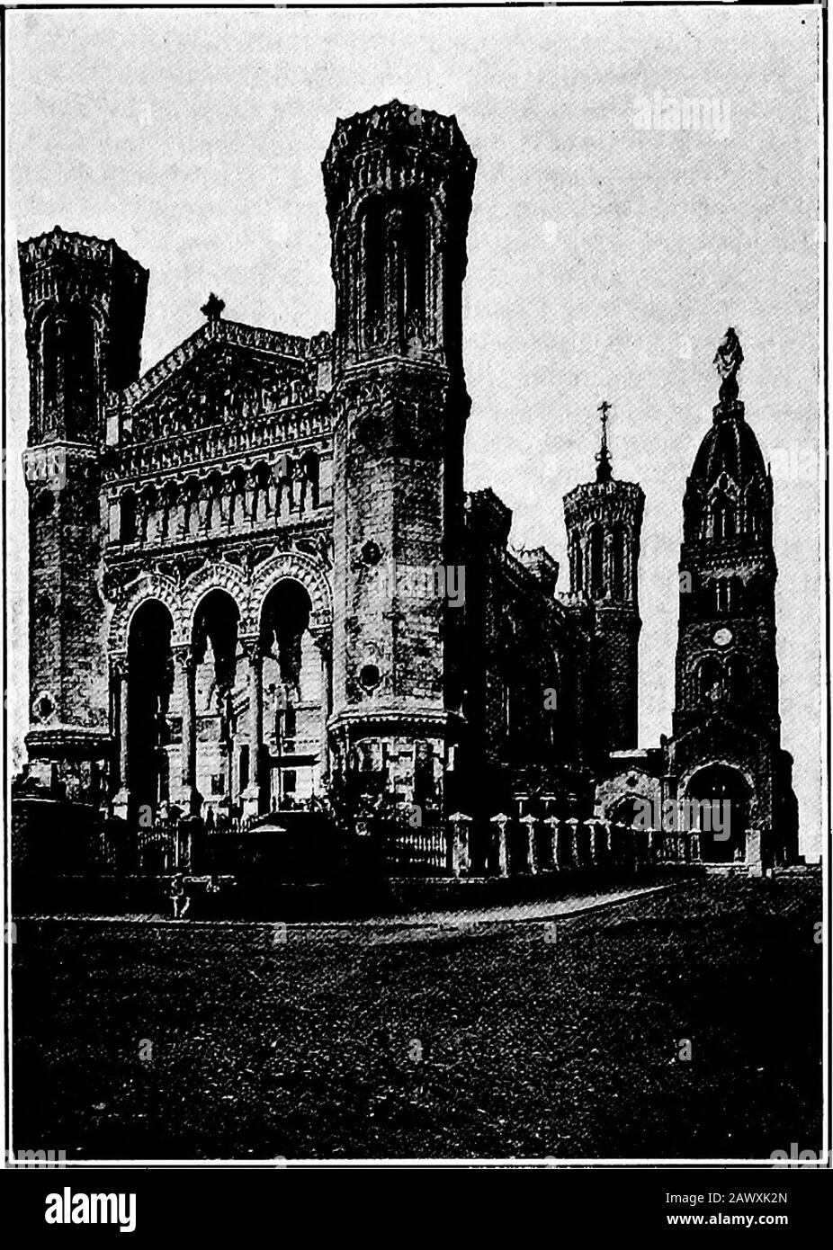 Die katholische Enzyklopädie (Band 9); ein internationales Nachschlagewerk über Verfassung, Doktrin, Disziplin und Geschichte der katholischen Kirche . s von Piusians IX. Und Kardinal Bonaldto zur Unterdrückung der Innovationen von Montazet riefen großen Widerstand seitens der Domherren hervor. Wer Angst vor Anversuchen gegen die traditionellen Lyonneschen Feierlichkeiten hatte.Dies gipfelte 1861 in einem Protest von Seiten der Theklergie und der Laie, so sehr in Bezug auf die Zivilmacht wie auf den Vatikan. Schließlich, am 4. Februar 1864, bei einem Empfang der Pfarrer von Lyon, entklatterte ihm der Missmut über diese Agitation Stockfoto