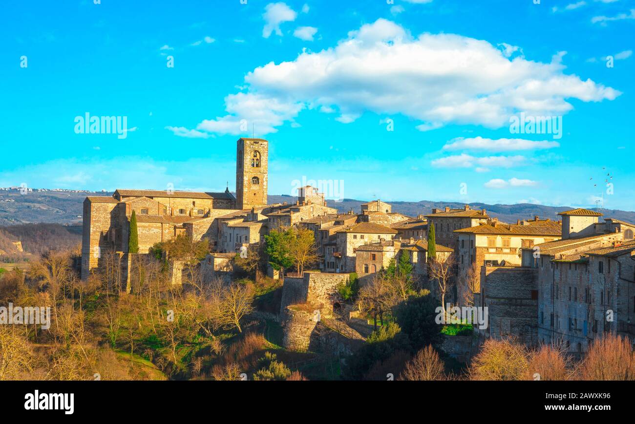 Colle Val d'Elsa Stadtsilhouette, Kirche und Panoramablick. Stadt aus Kristallglas. Siena, Toskana, Italien. Stockfoto