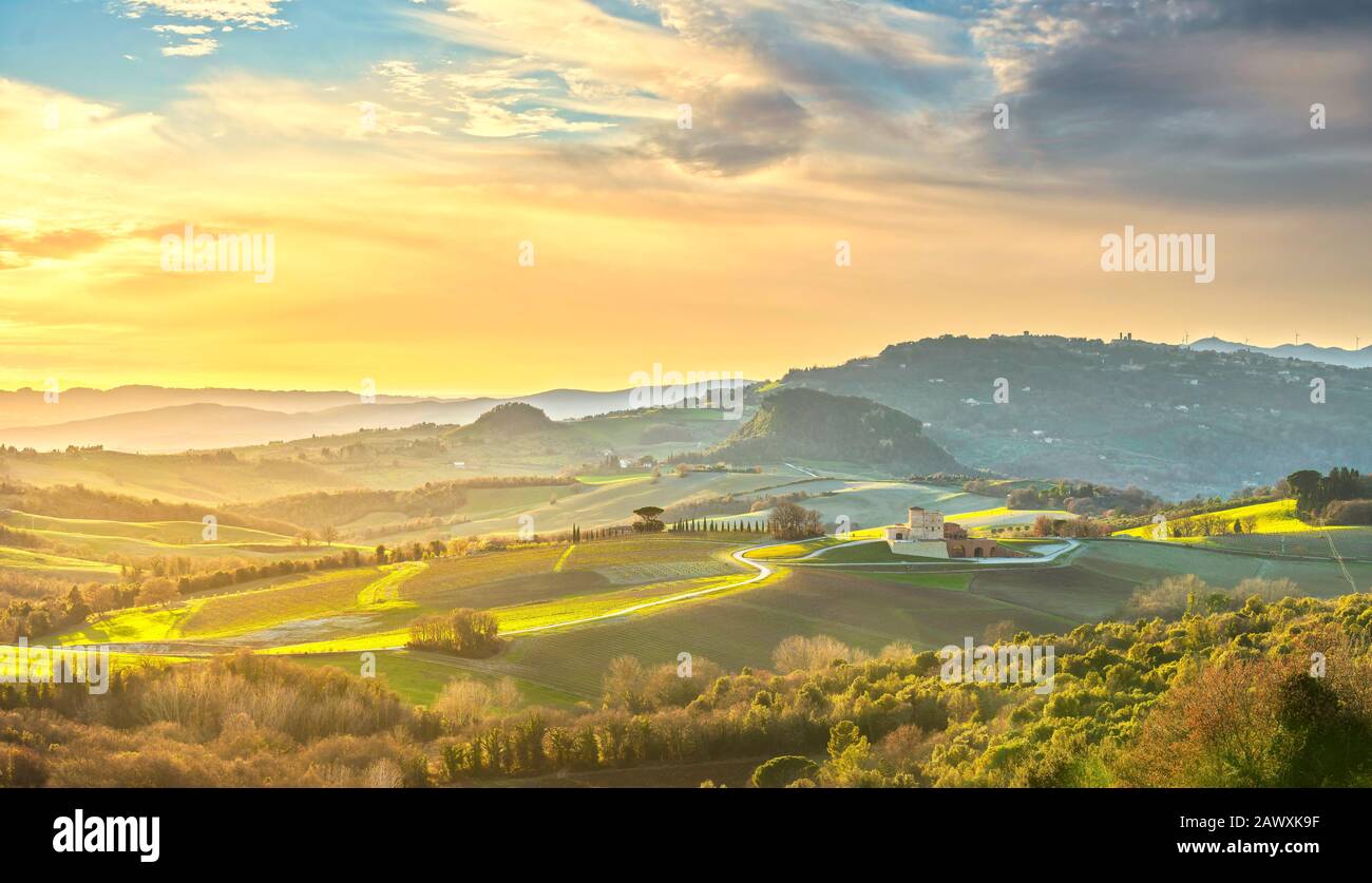 Volterra Panorama, sanfte Hügel, grüne Felder und weiße Straße. Toskana, Italien Europa. Stockfoto