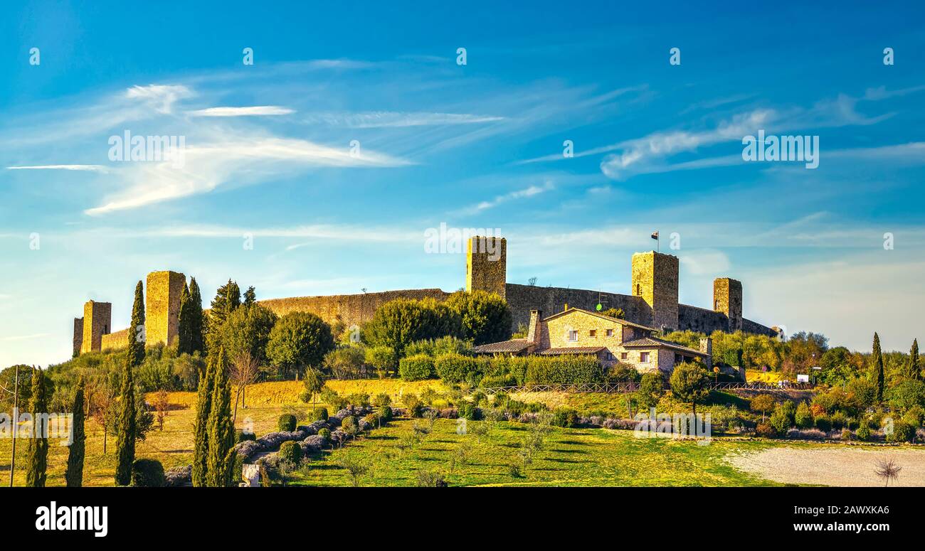 Monteriggioni mittelalterlichen befestigten Dorf mit Stadtmauern und Türmen, auf der Route der Via francigena, Siena, Toskana. Italien Europa. Stockfoto