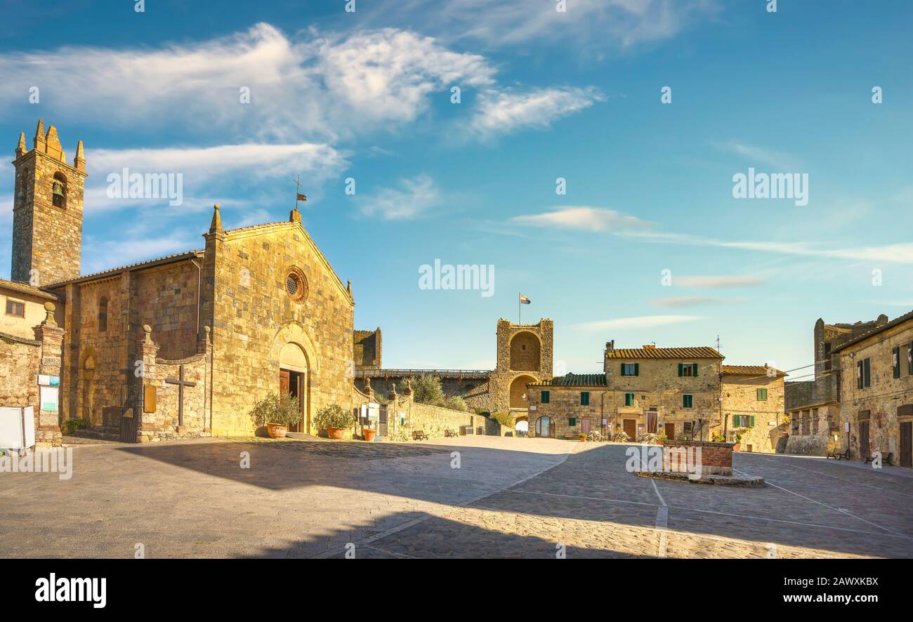 Hauptplatz im mittelalterlichen Monteriggioni, befestigt auf der Route der Via francigena, Siena, Toskana. Italien Europa. Stockfoto