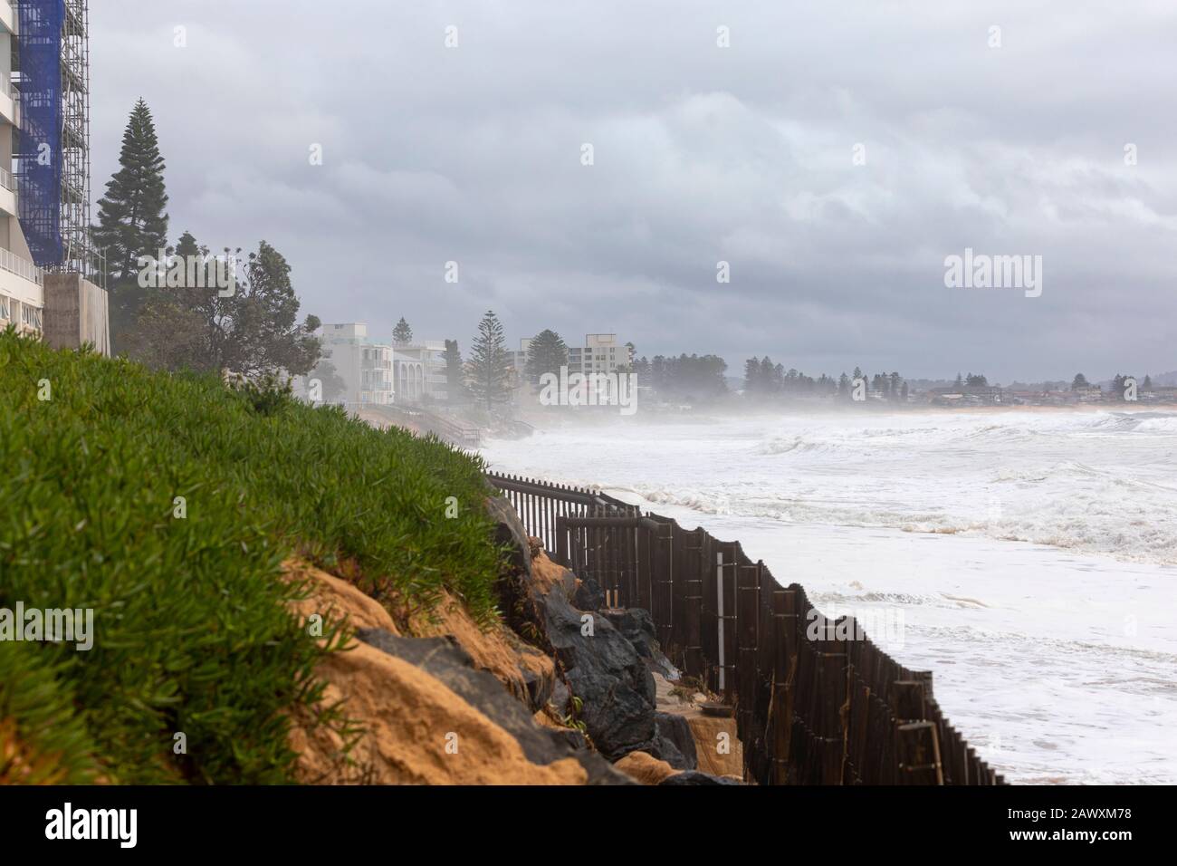 Collaroy Beach an den nördlichen Stränden von sydney, King Tides während der schweren Wetterstürme im februar 2020 verursachen Erosion am Strand und bedrohen das Ufer Stockfoto