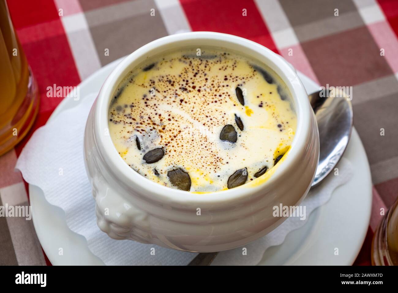 Kürbissuppenrezept in der weißen Schüssel für gesundes Essenskonzept Hintergrund Stockfoto